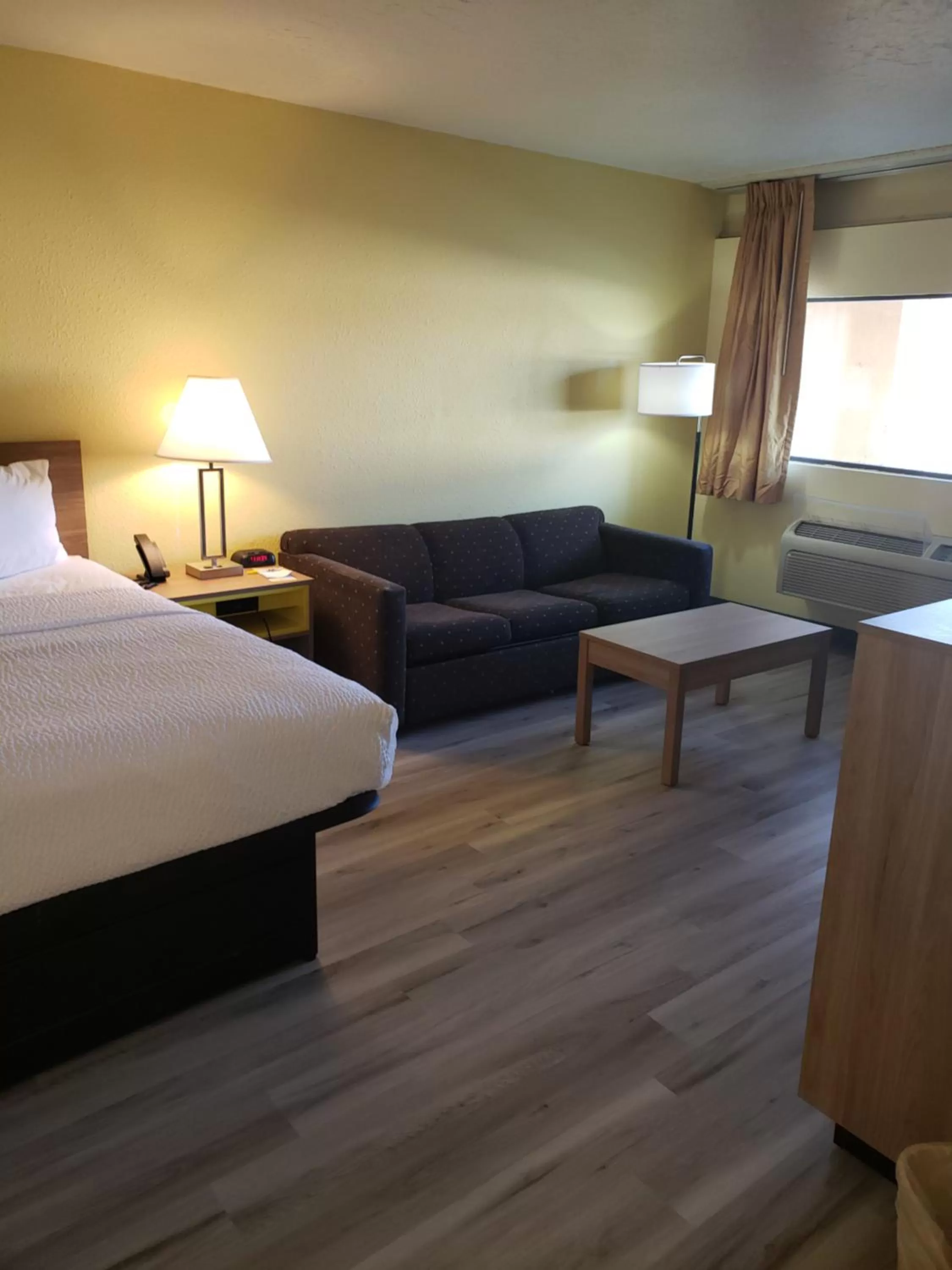 Studio Suite with 3 Queen Beds, Non-Smoking in Days Inn & Suites by Wyndham Clovis
