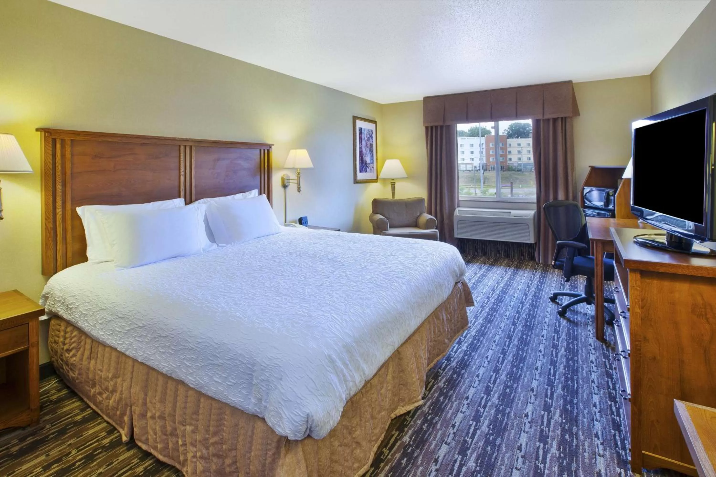 King Room with King Bed - Non-Smoking in Hampton Inn Pittsburgh Area-Beaver Valley-Center Township