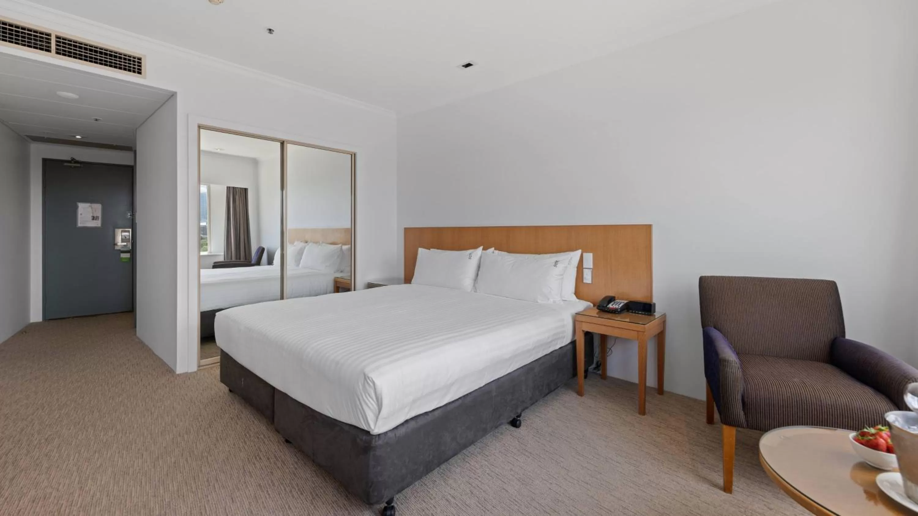Standard Queen Room in Holiday Inn Sydney Potts Point