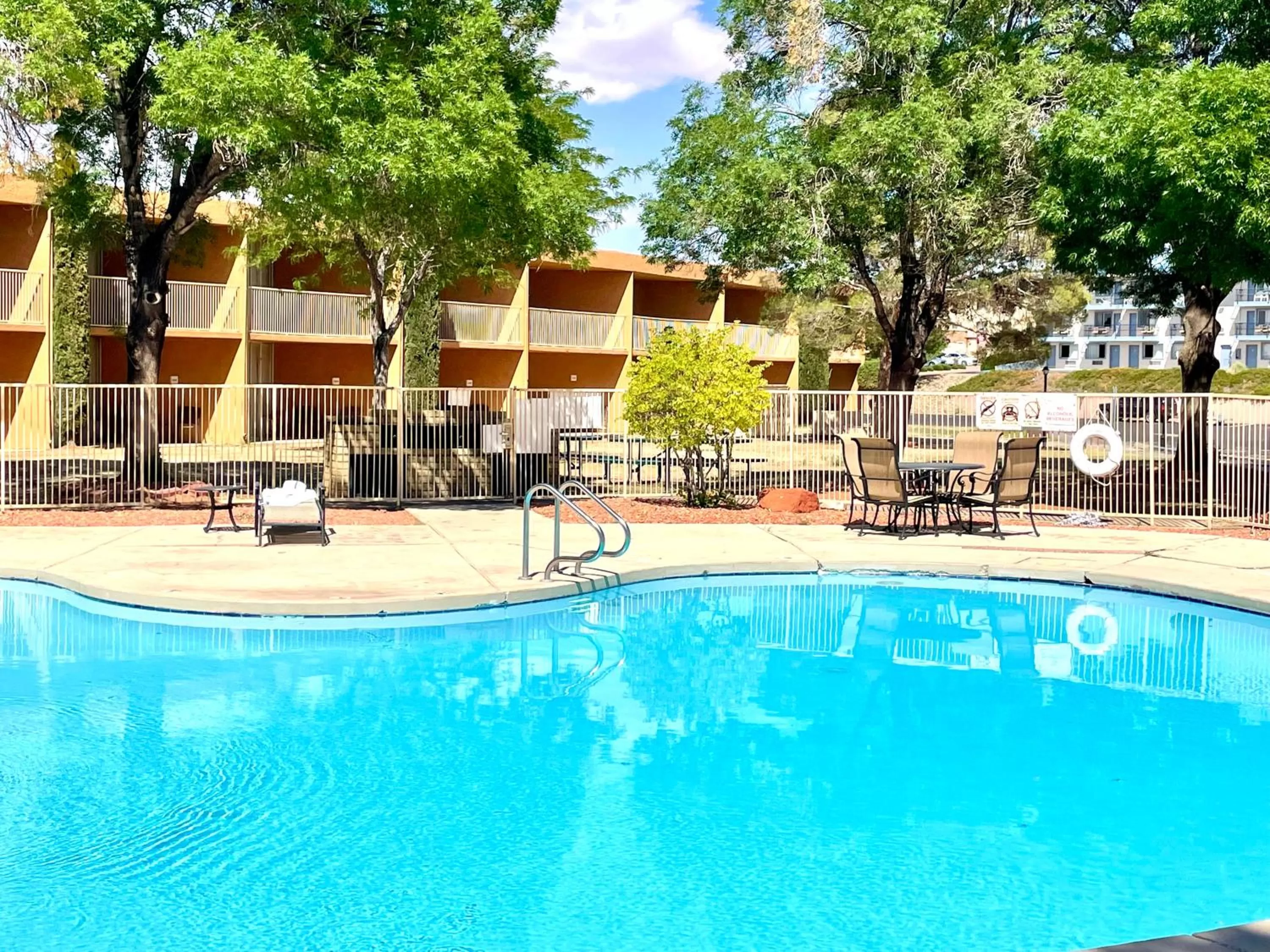 Standard Queen Room with Two Queen Beds and Balcony - Non-Smoking/Pool View/No Pets Allowed in Quality Inn View of Lake Powell – Page