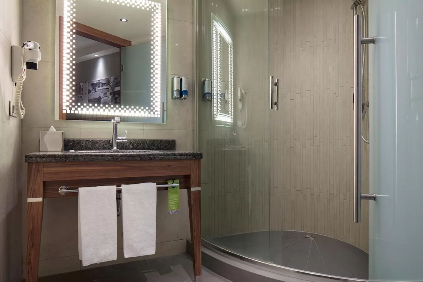 Queen Room with Sofa Bed - Non-Smoking in Hampton By Hilton Bursa