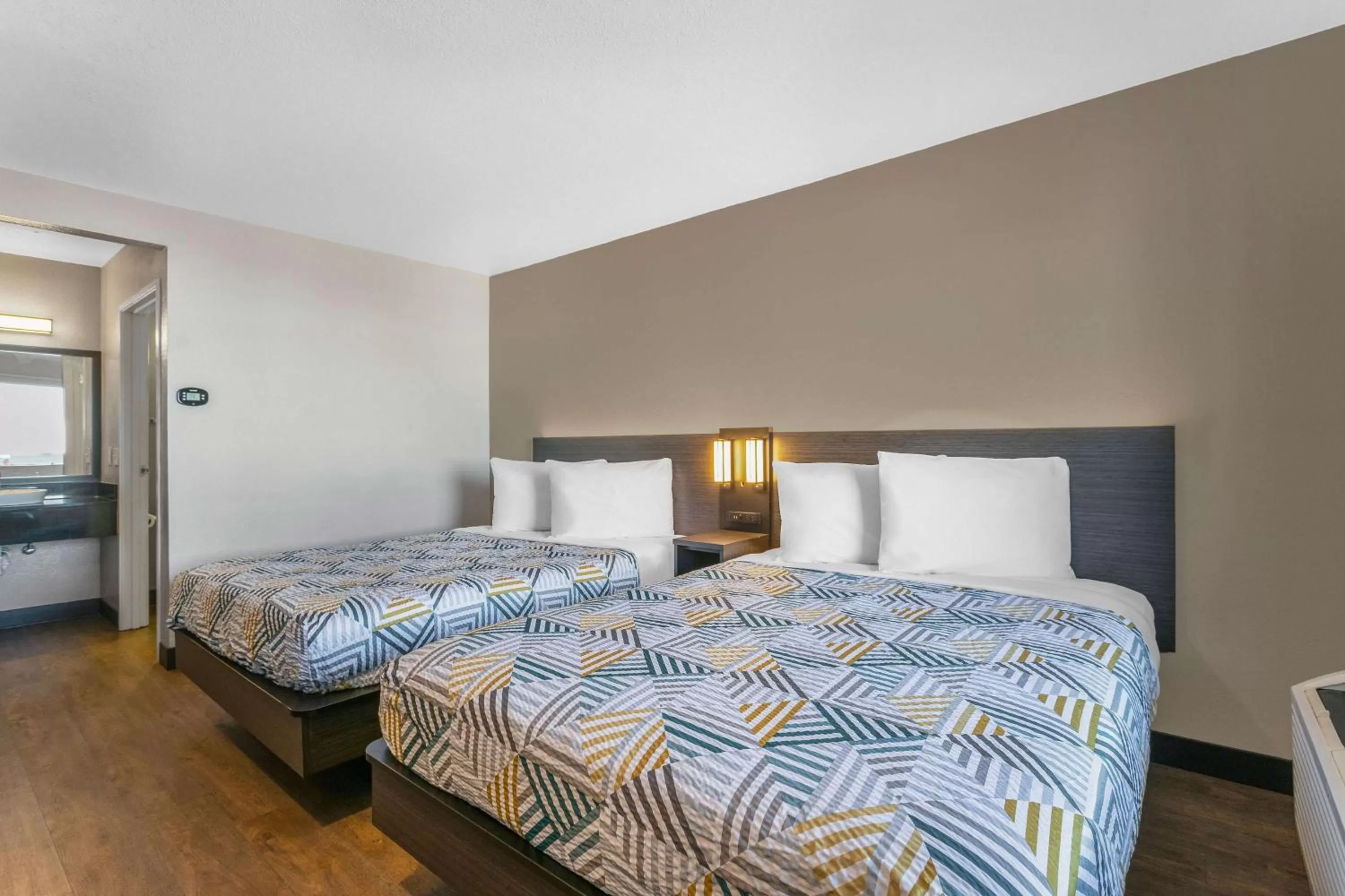 Deluxe Queen Suite - Smoking in Motel 6-Merced, CA - North