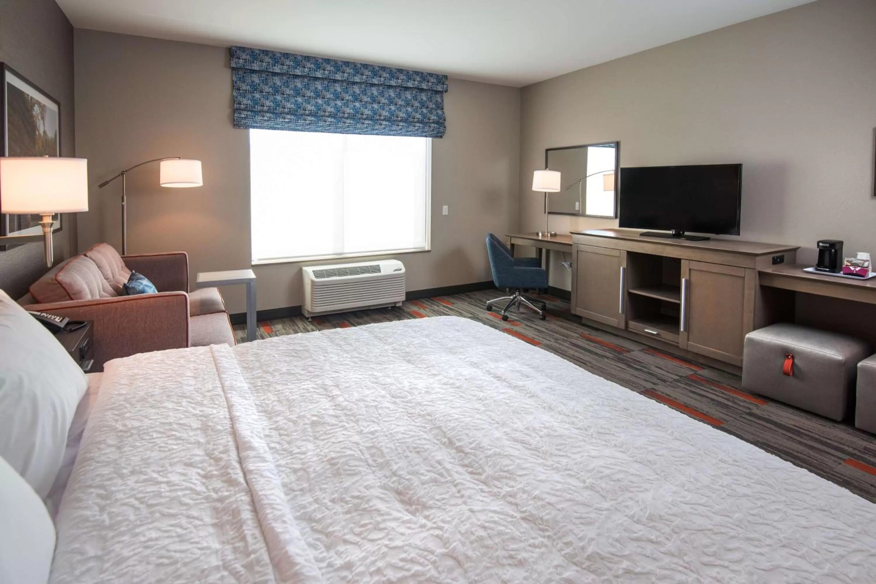 King Room with Sofa Bed- Non-Smoking in Hampton Inn and Suites at Wisconsin Dells Lake Delton