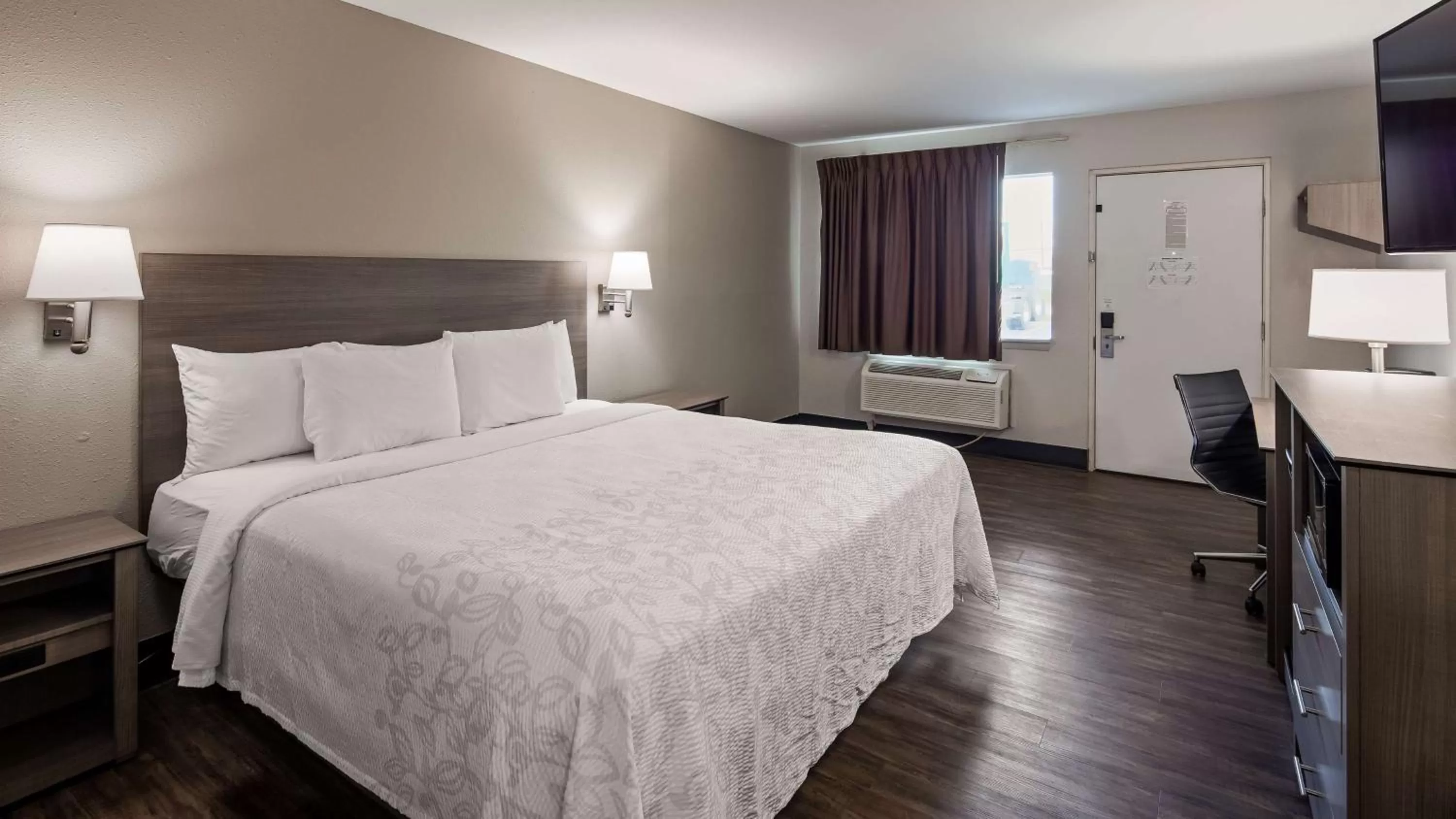 King Room with Bathtub - Disability Access/Non-Smoking in SureStay Hotel by Best Western Findlay