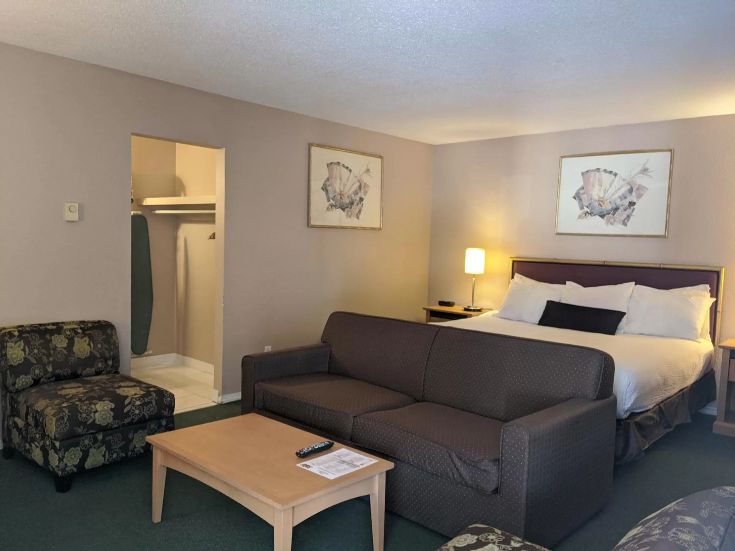 King Suite- Non-Smoking in Howard Johnson by Wyndham Downtown Kamloops