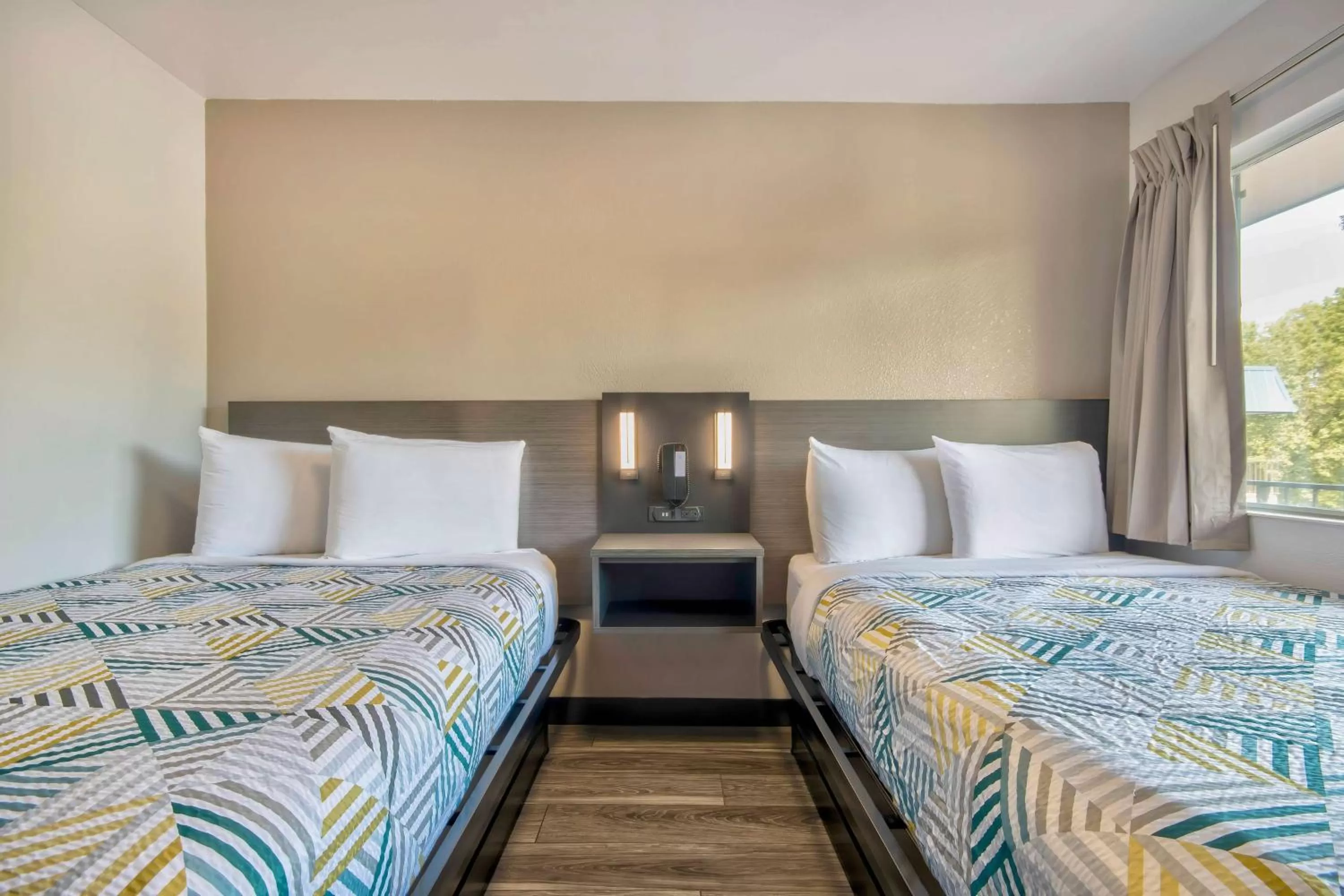 Quadruple Room - Smoking in Motel 6-Russellville, AR