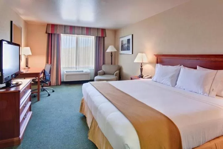 King Room - Mobility Access/Hearing Accessible in Holiday Inn Express Tehachapi by IHG