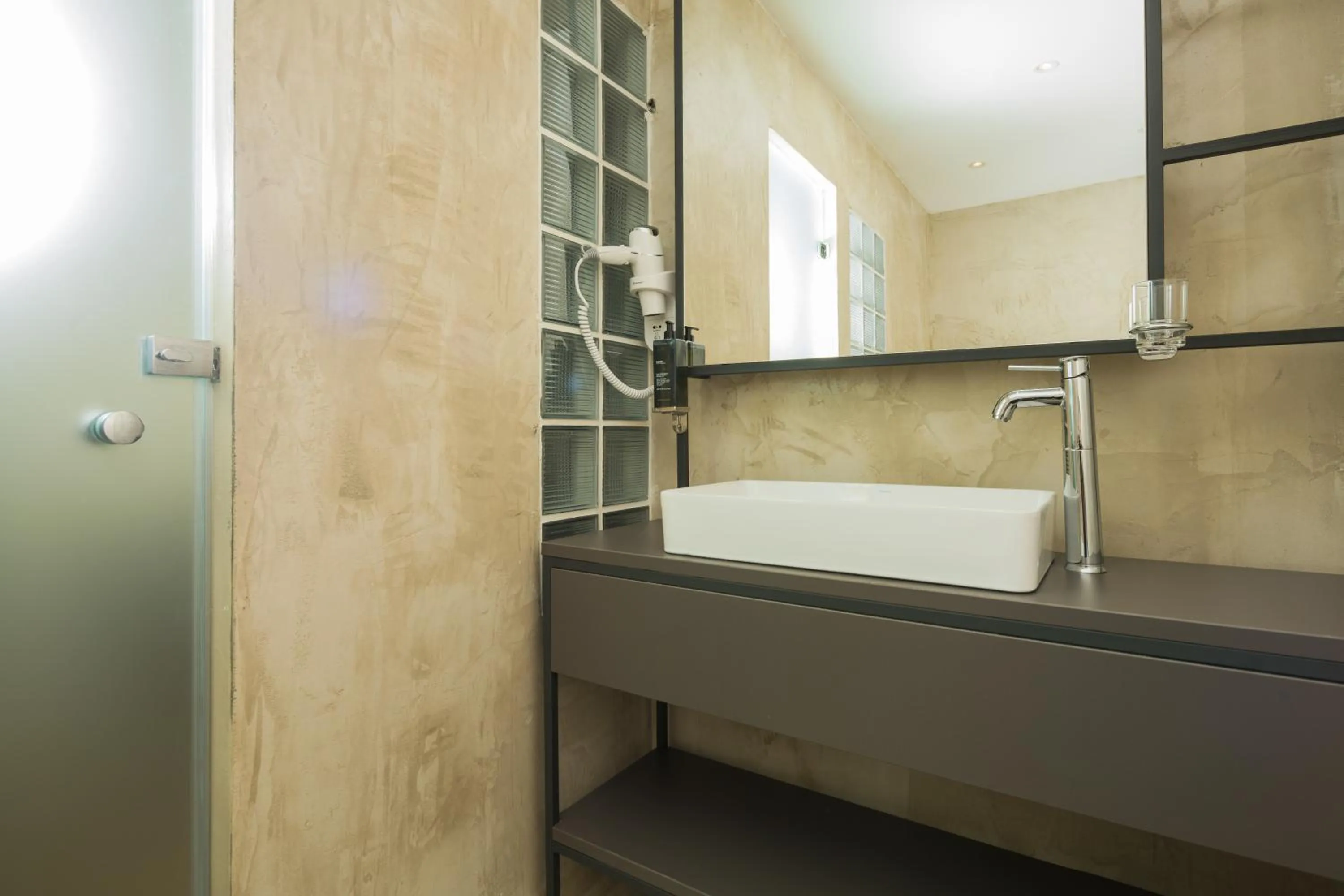 Deluxe Double Room with Balcony in Hotel @Syngrou Fix