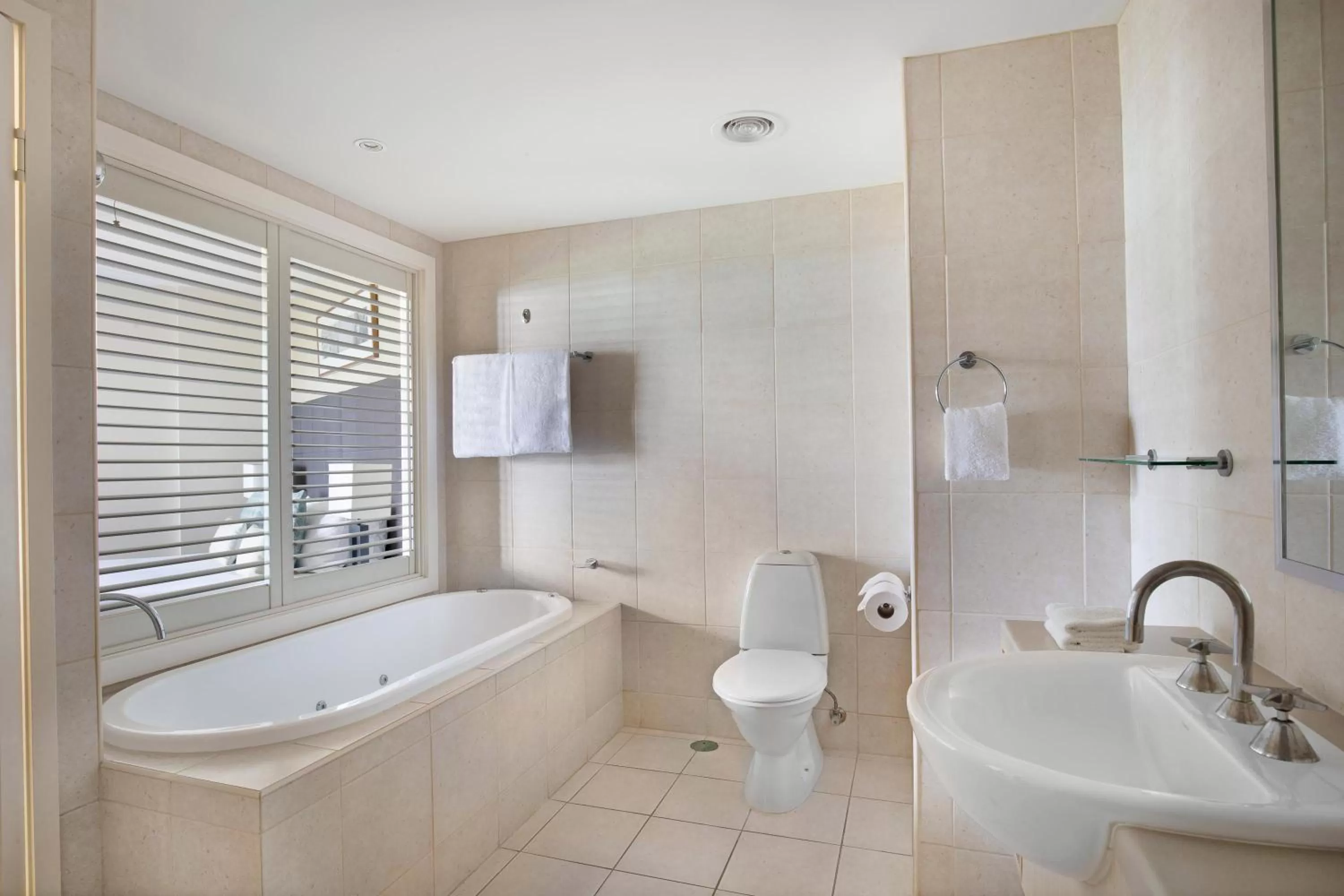 Two-Bedroom Suite with Spa Bath and Pool View - Dual Key in Mantra on Salt Beach