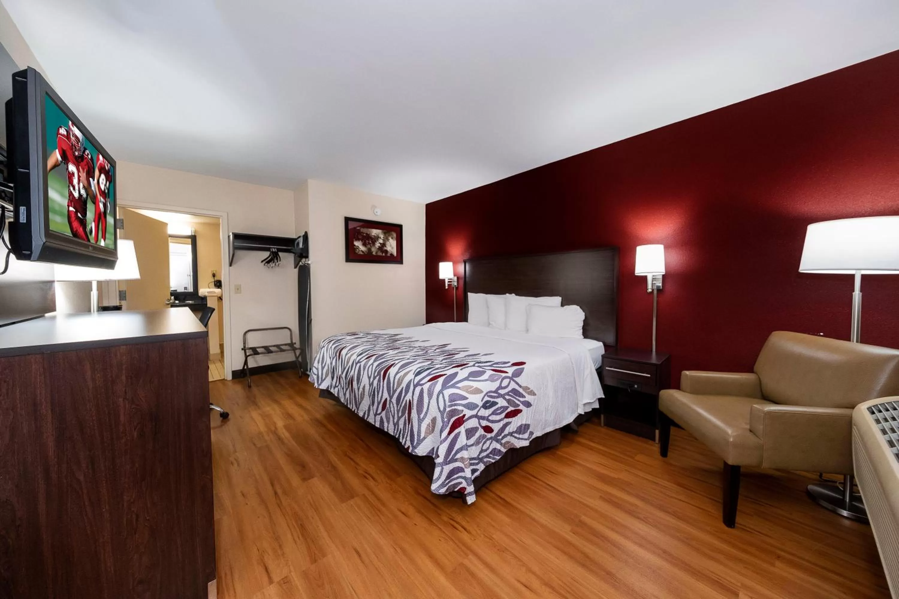 Superior King Room Disability Access Walk-In Shower Non-Smoking in Red Roof Inn Bordentown - McGuire AFB
