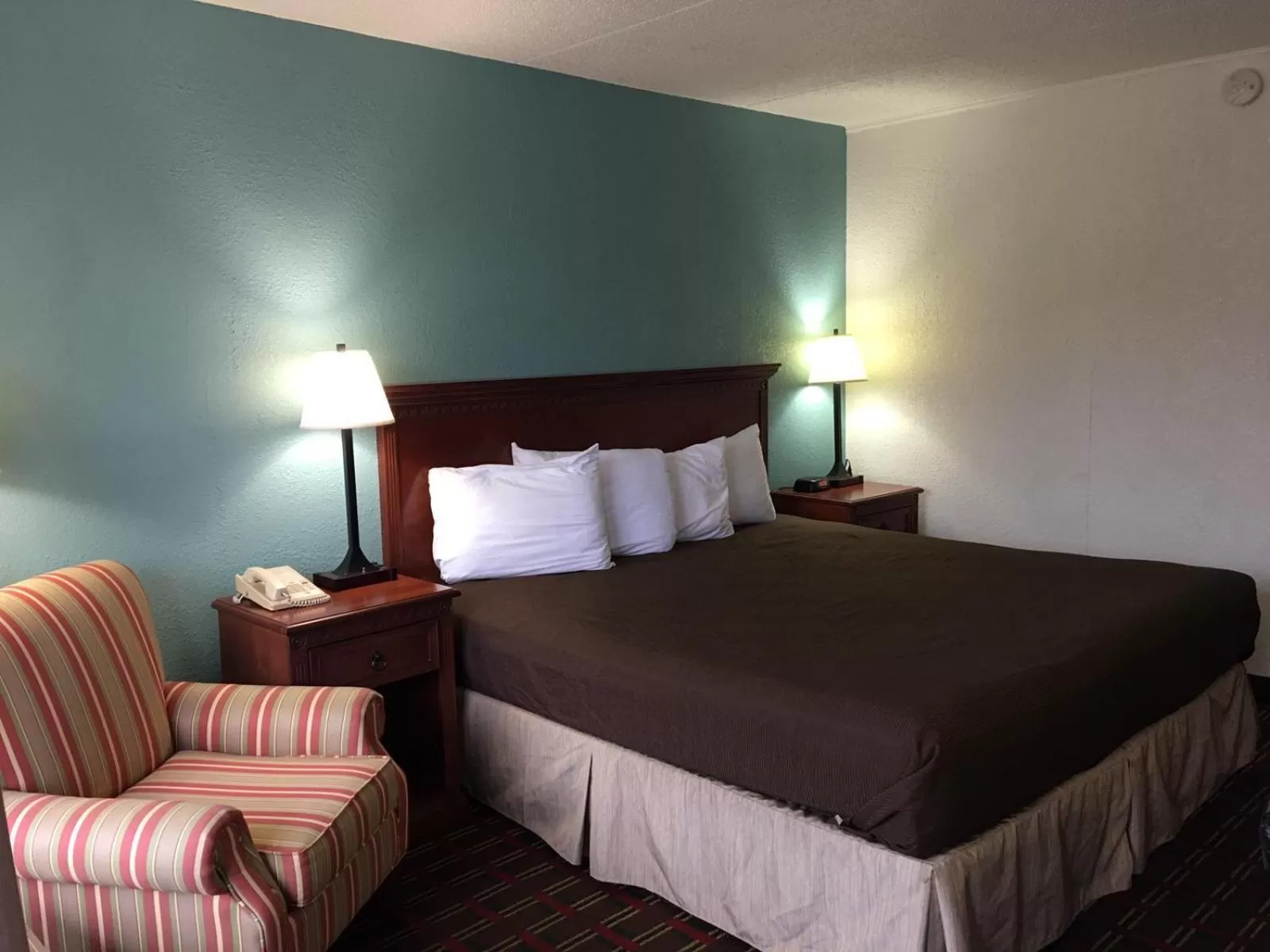 King Room - Non-Smoking in Fiddlers Inn Opryland