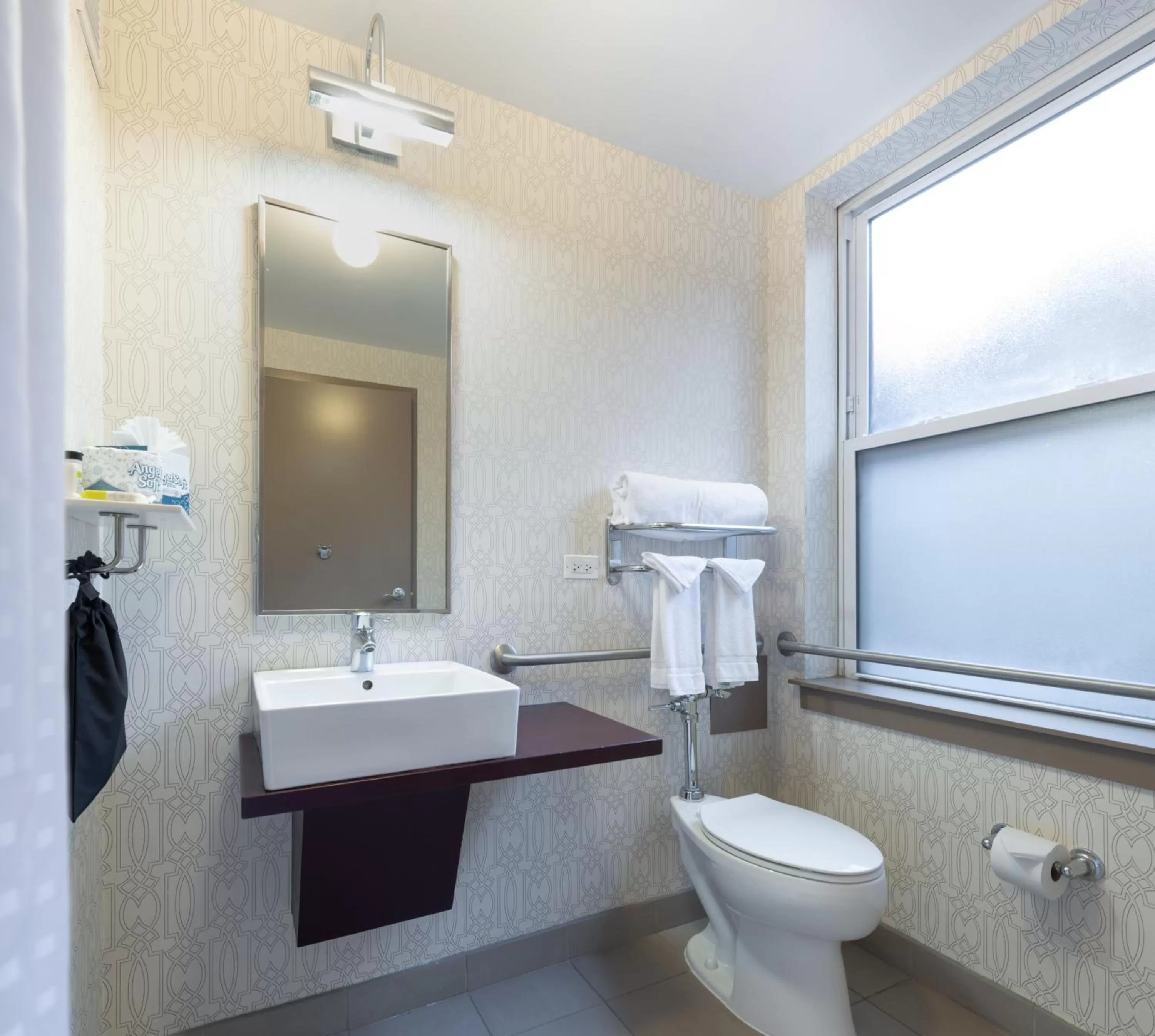Double Room with Bath Tub - Disability Access  in Holiday Inn Express Chicago - Magnificent Mile by IHG