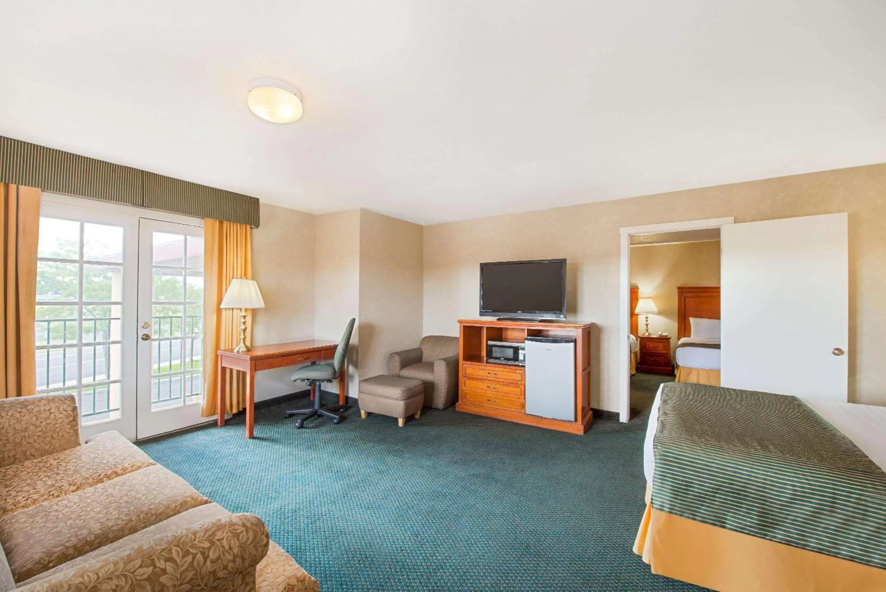One-Bedroom Suite with 3 Queen Beds, Non-Smoking in Ramada by Wyndham Flagstaff East
