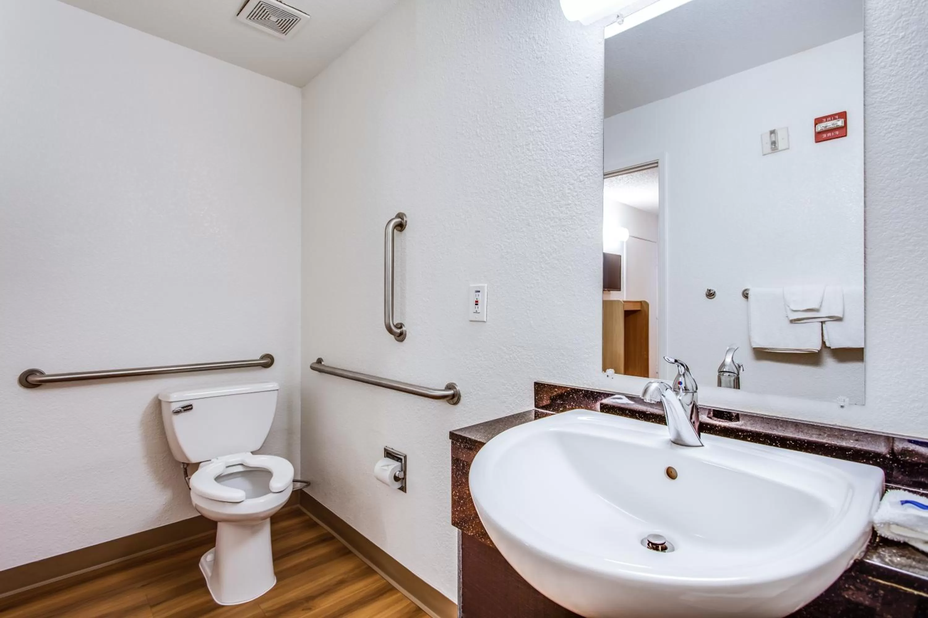 Queen Room - Disability Access - Roll in Shower in Motel 6-Fairfield, CA - North