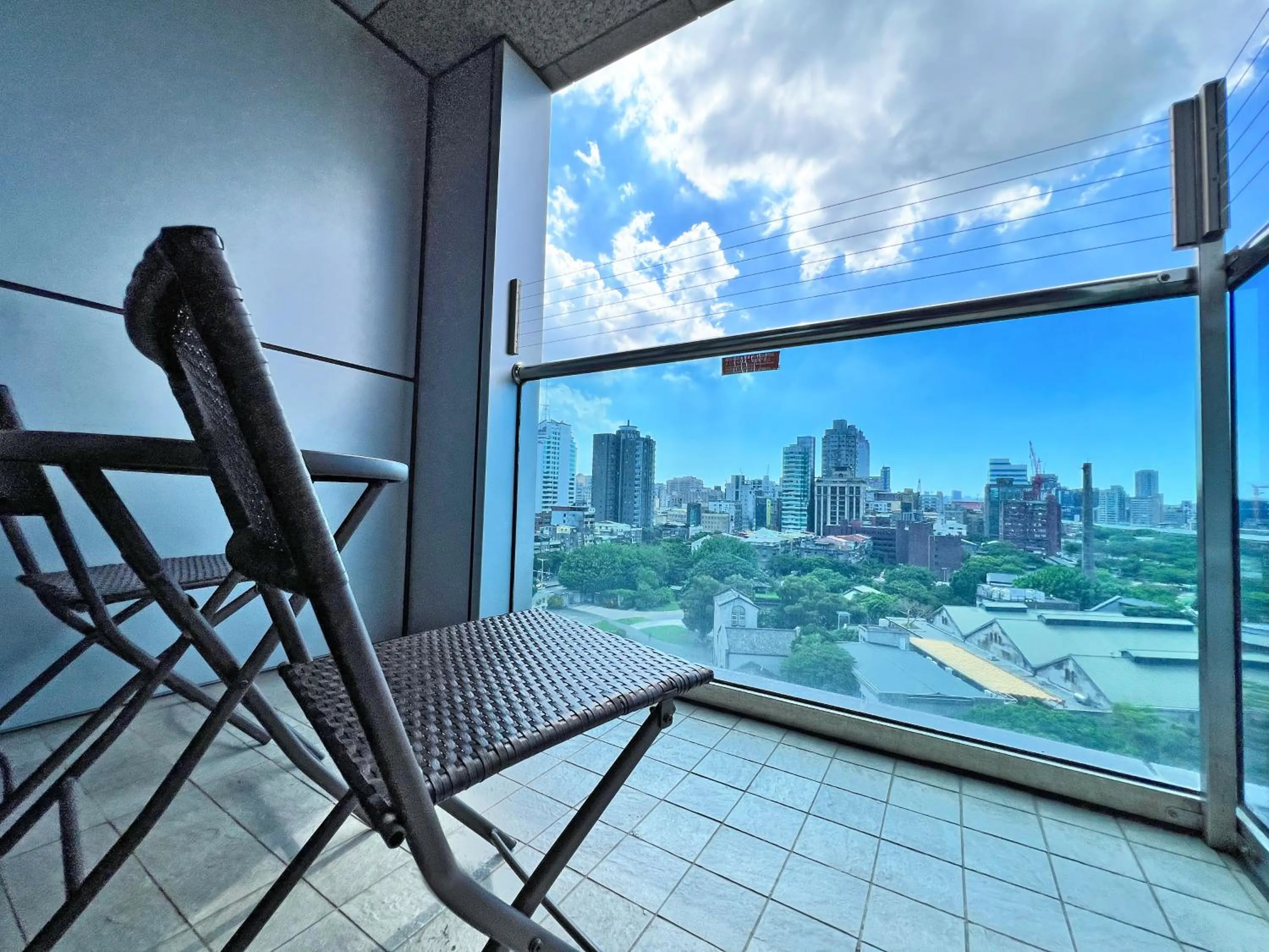 Twin Room with City View and Balcony in Wallsun Hotel
