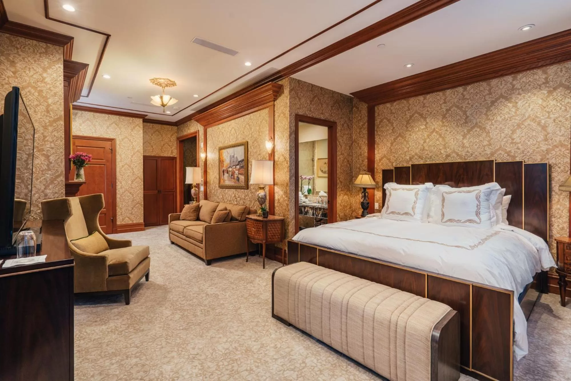 Executive Suite in Neighbourgood Sutter Mansion
