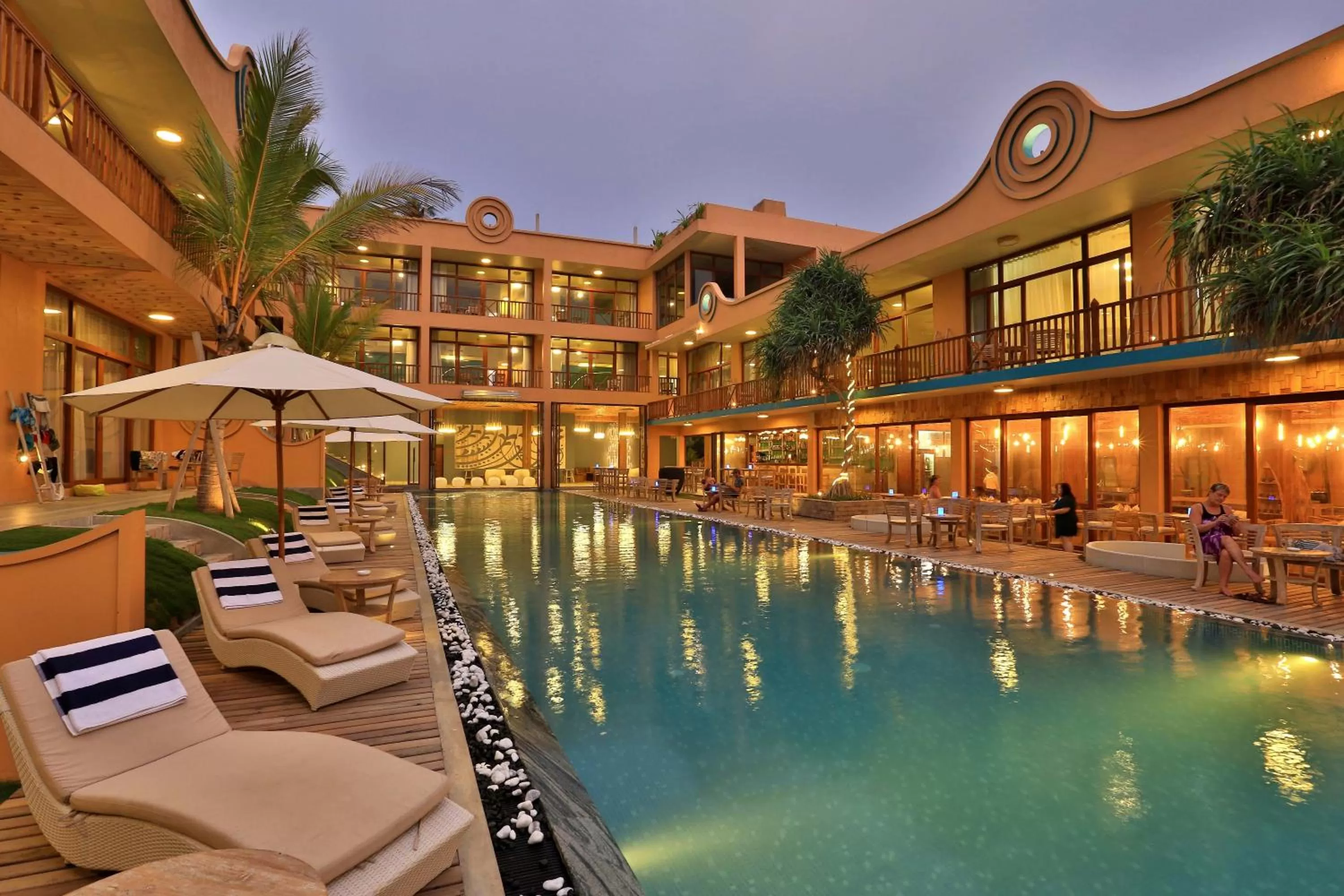 Thaproban Pavilion Waves