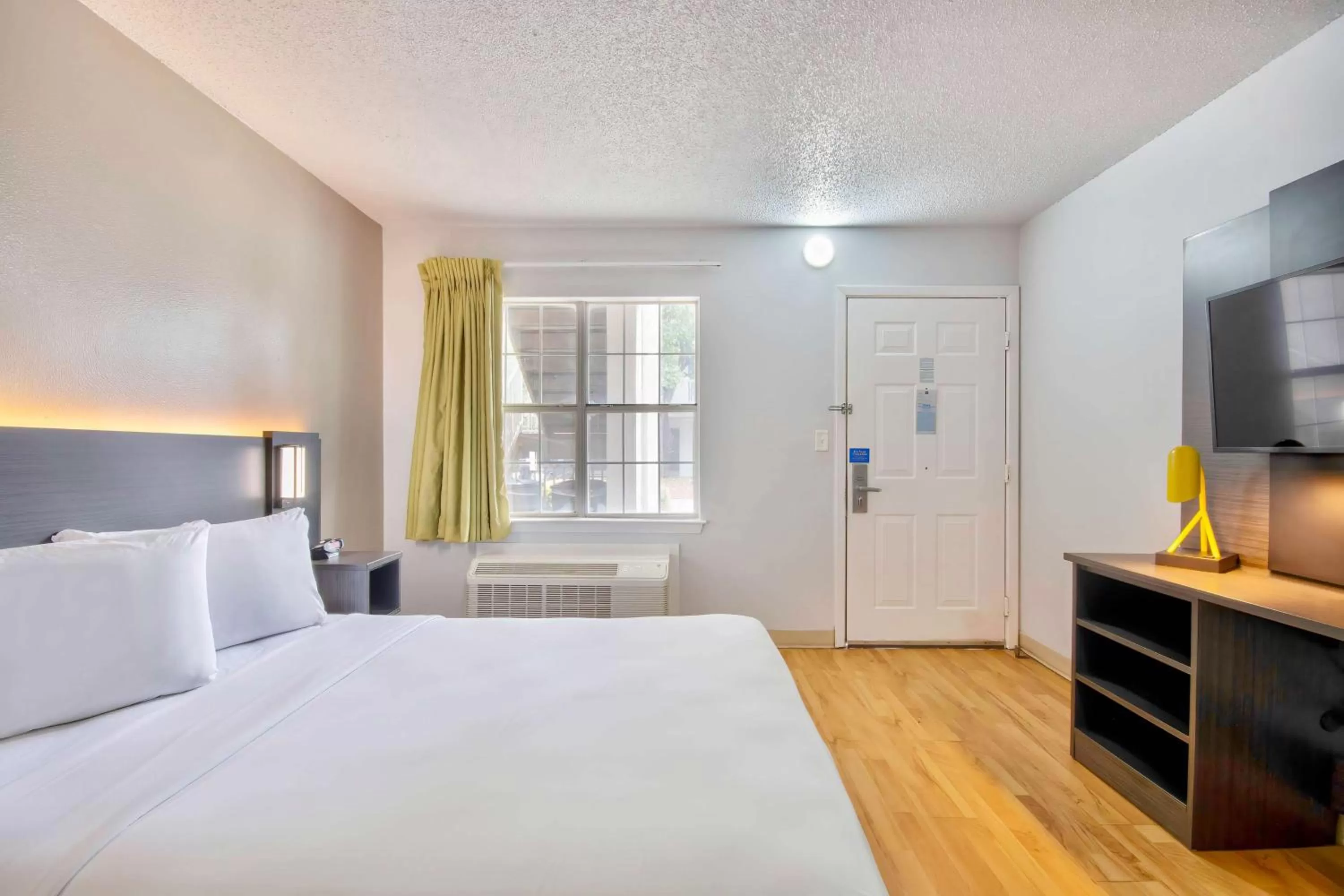 Queen Room - Disability Access - Smoking in Studio 6-San Antonio, TX - Six Flags