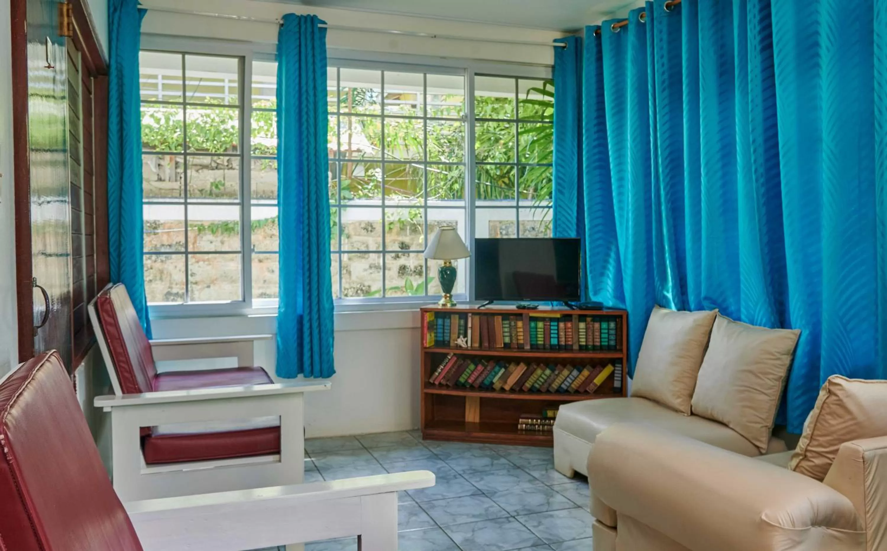 Deluxe Room (2 Adults + 1 Child) in Yellow Bird Sea