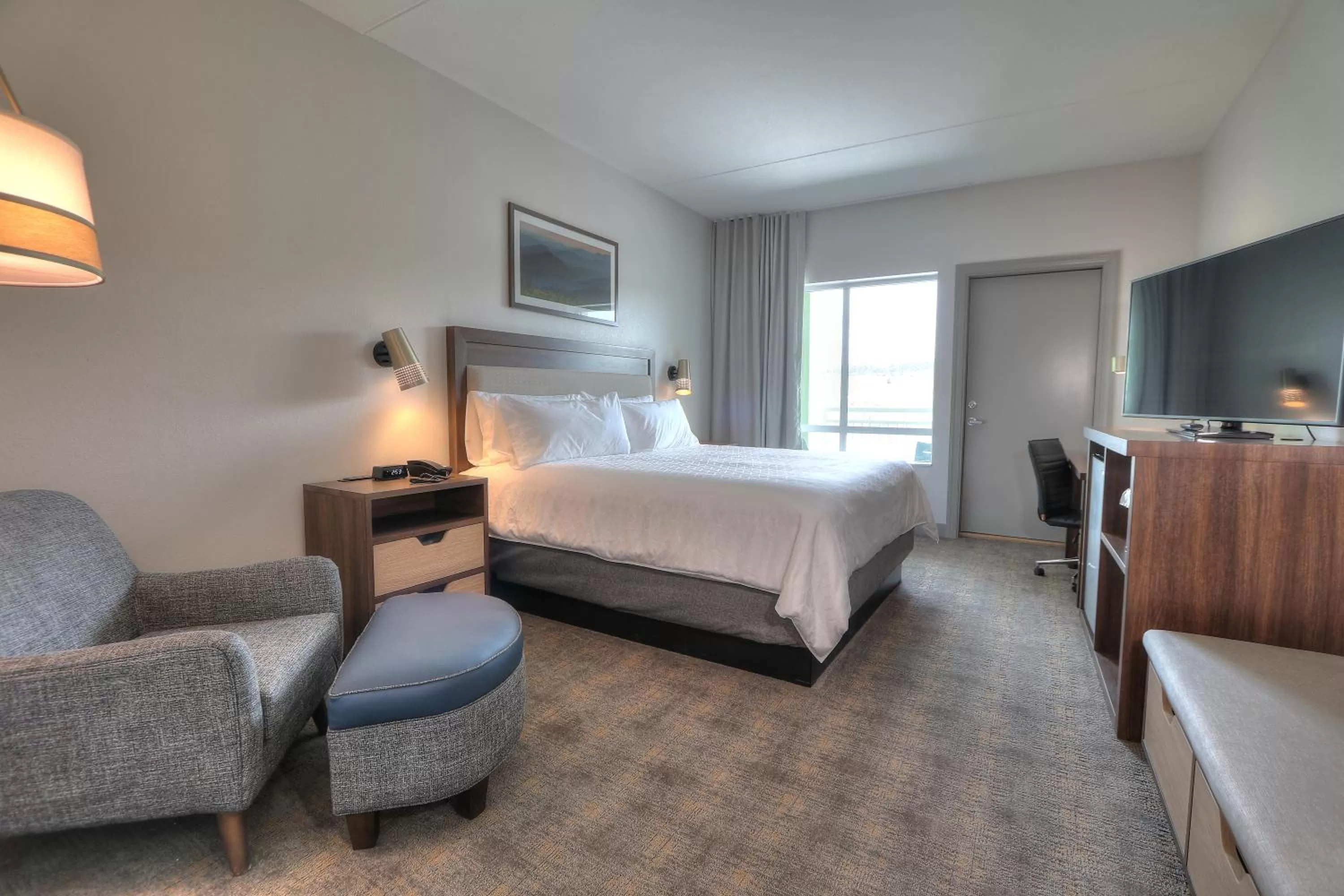 Premium King Room with Transfer Shower - Mobility Accessible in Holiday Inn & Suites Pigeon Forge Convention Center by IHG