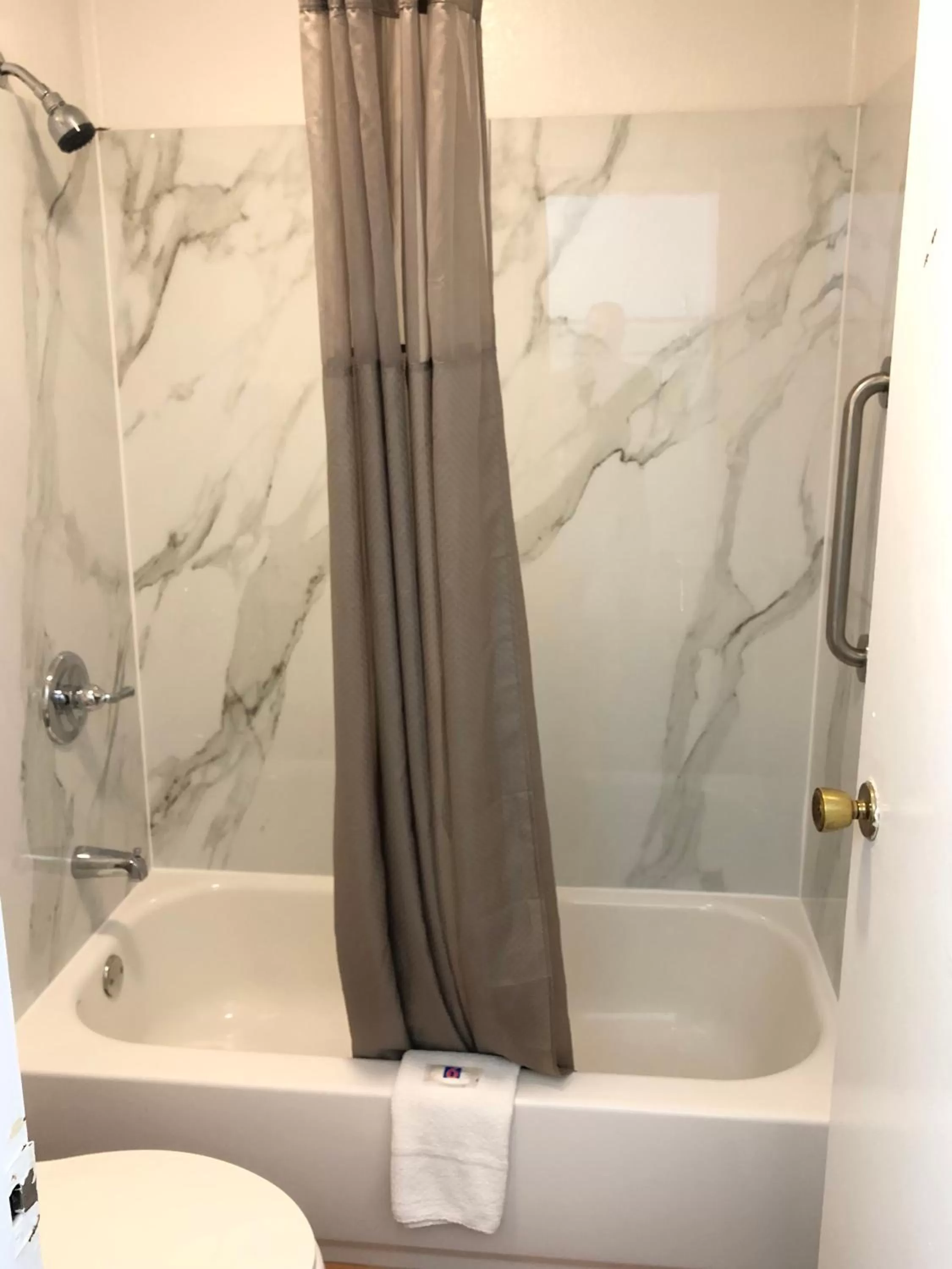 Deluxe Queen Room - single occupancy - Non-Smoking in Motel 6-Parkersburg, WV