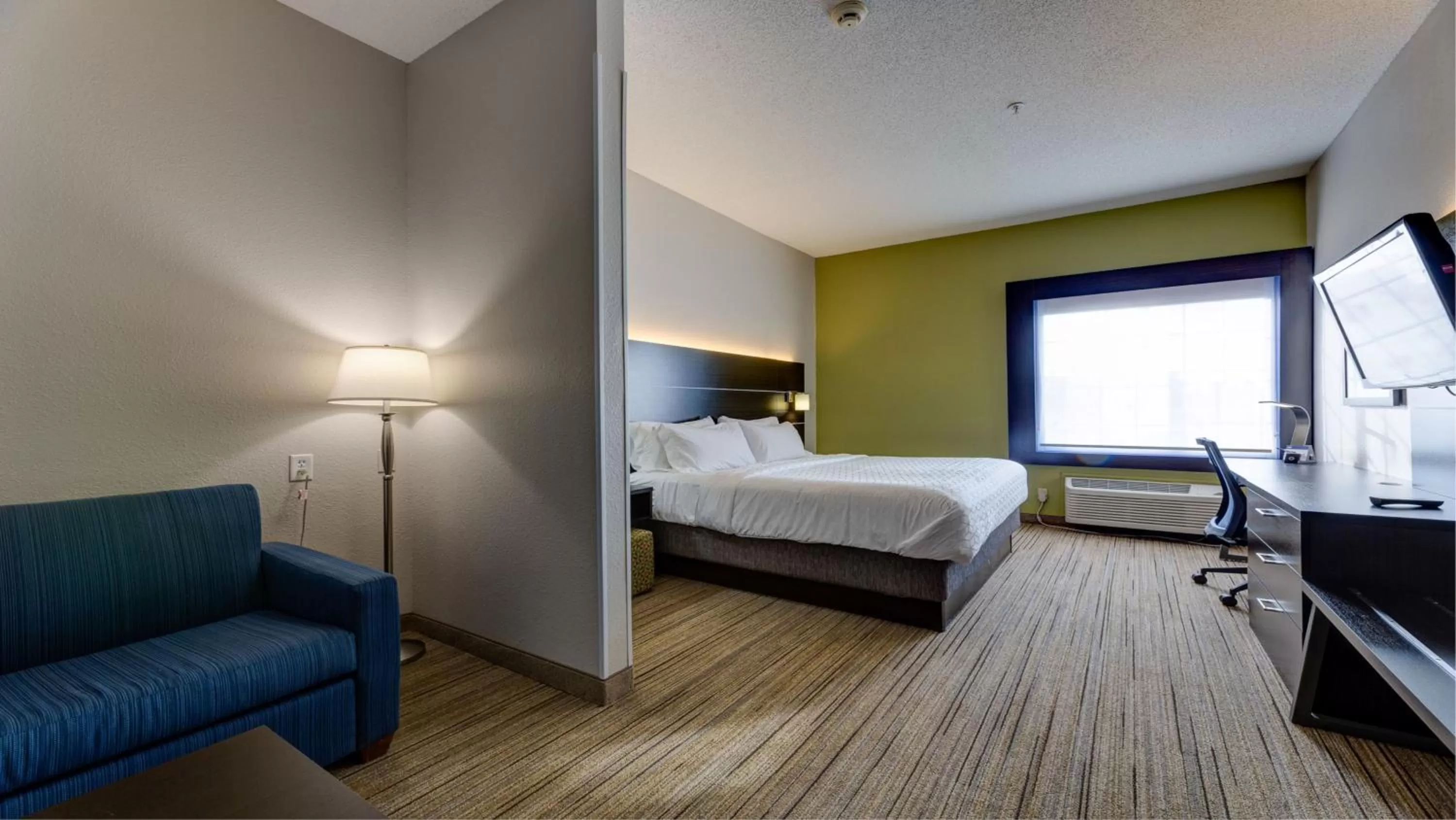 King Suite in Holiday Inn Express & Suites Ashtabula-Geneva by IHG