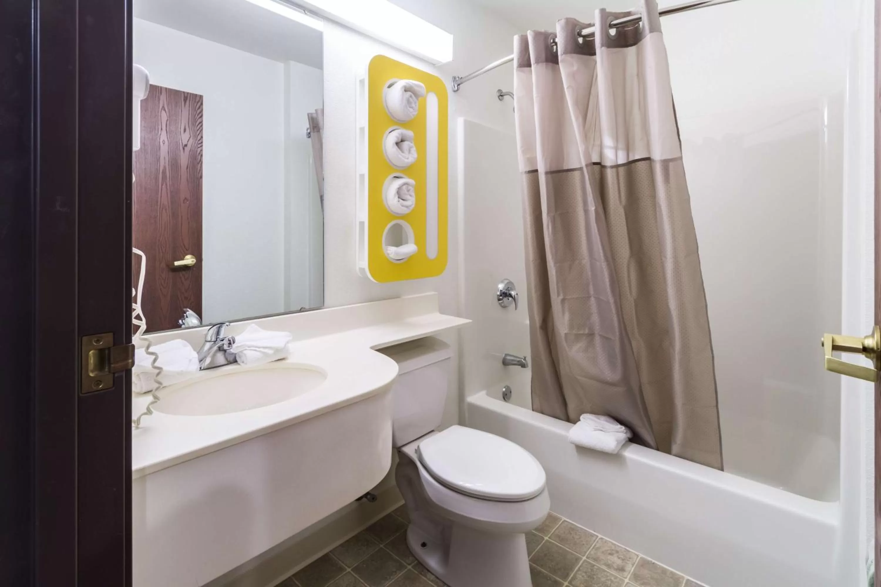 Queen Room - Non-Smoking in Motel 6-Huron, OH - Sandusky