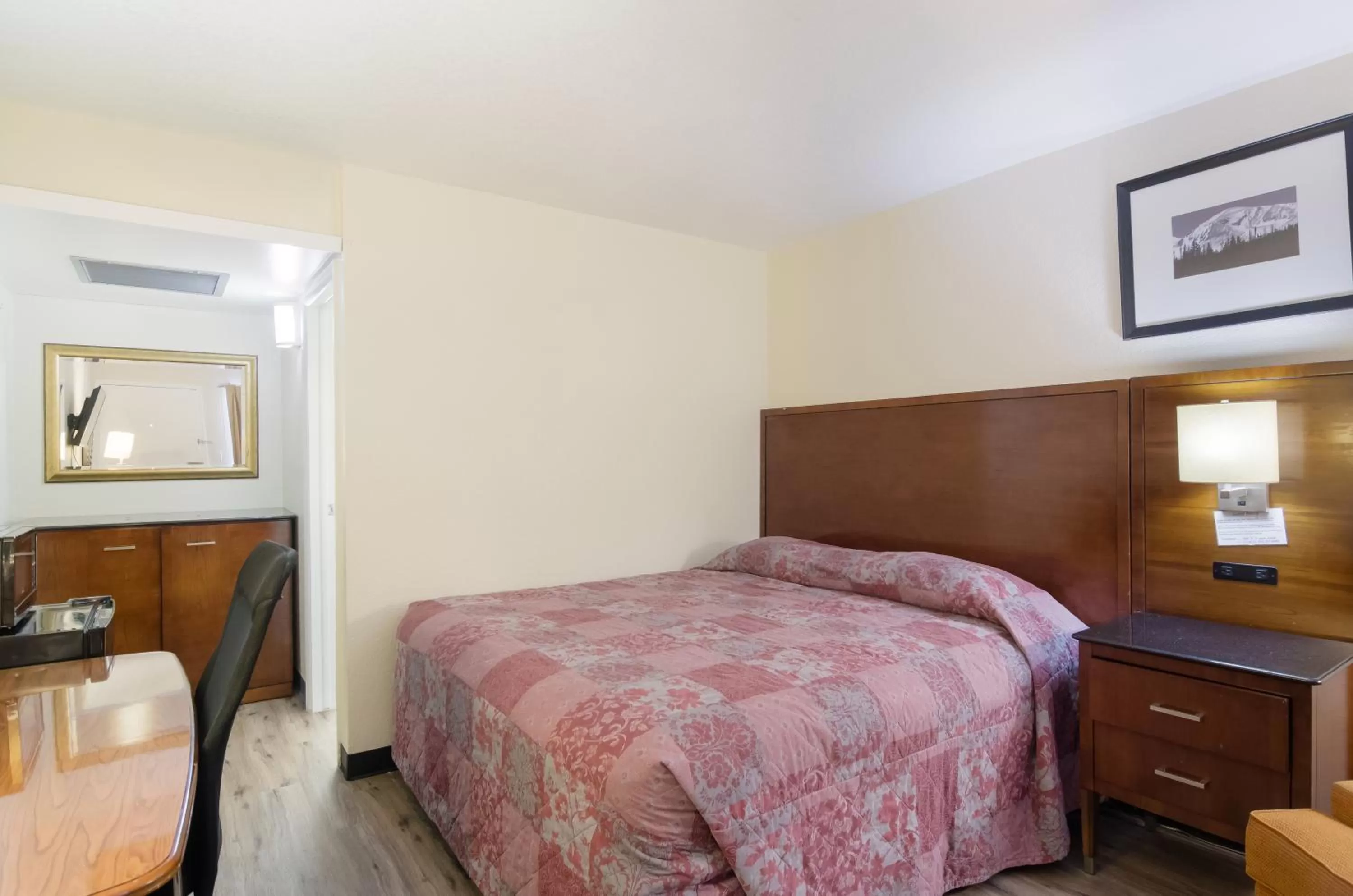 Queen Room - Smoking in Rodeway Inn Greeley