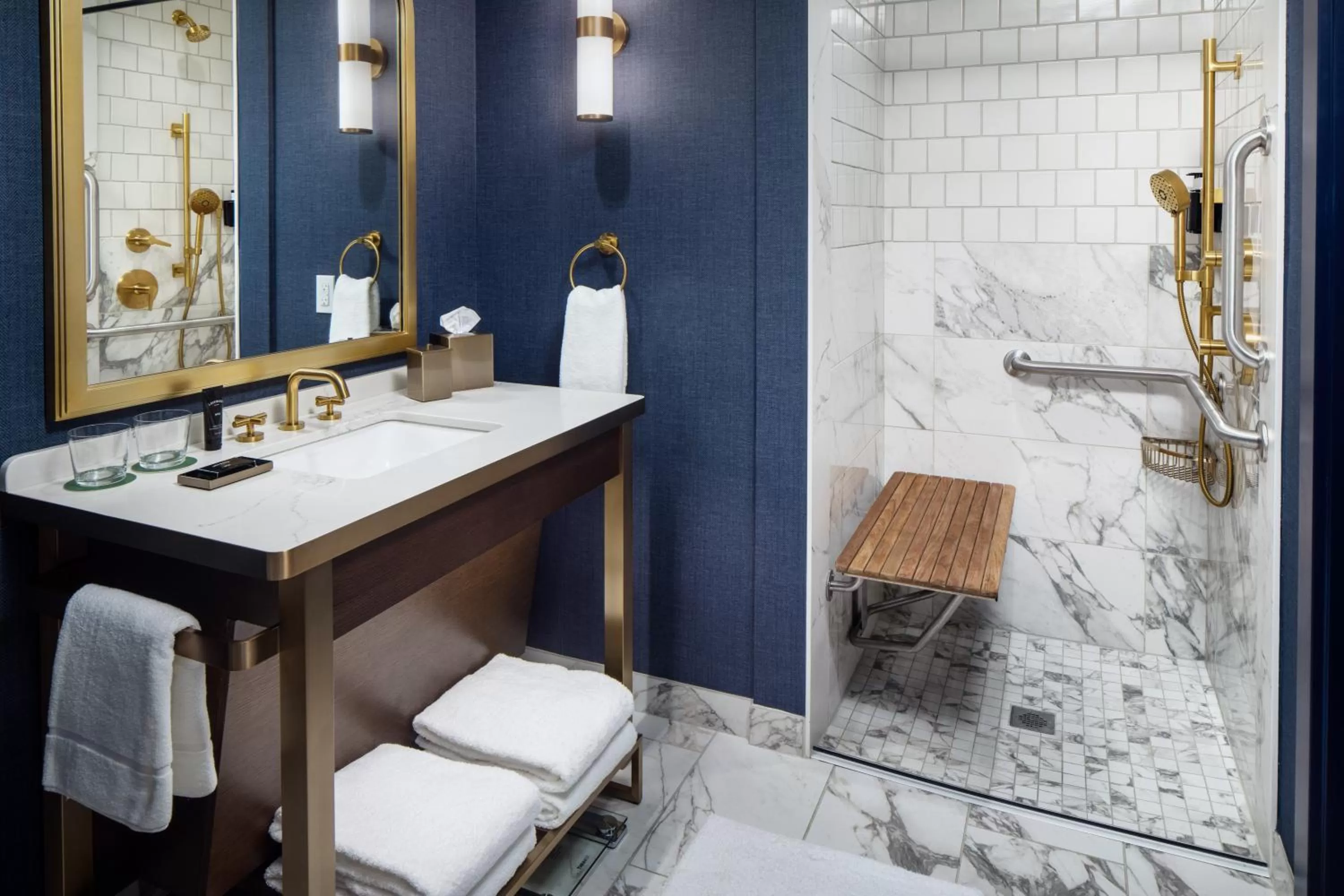 Queen Room - Disability Access in The Benson Hotel & Faculty Club