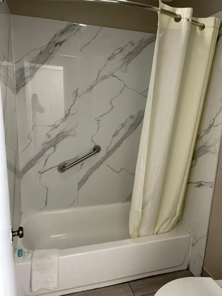 Standard King Room - Smoking in Suburban Studios