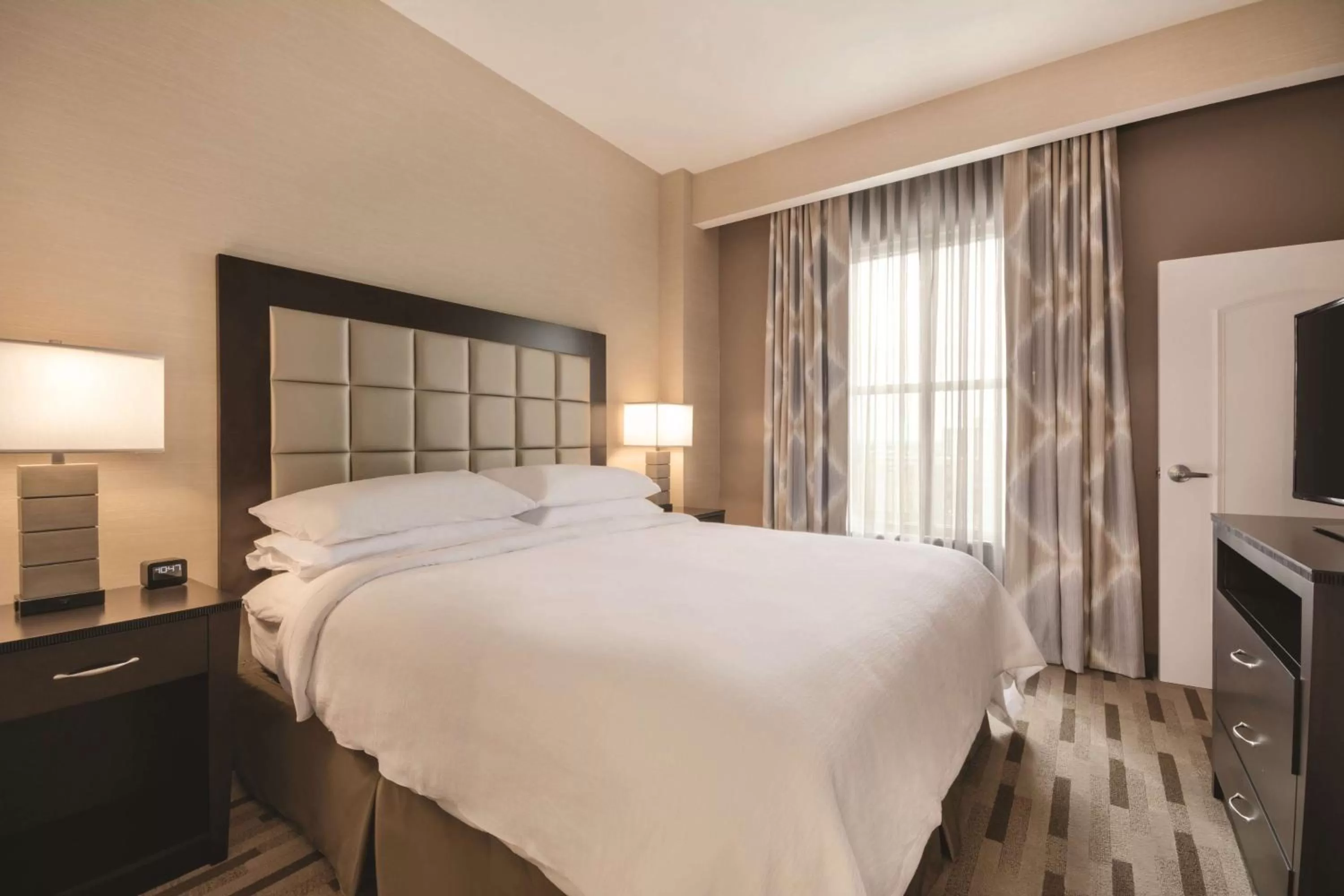 King Suite - Hearing Access in Embassy Suites by Hilton Tuscaloosa Alabama Downtown