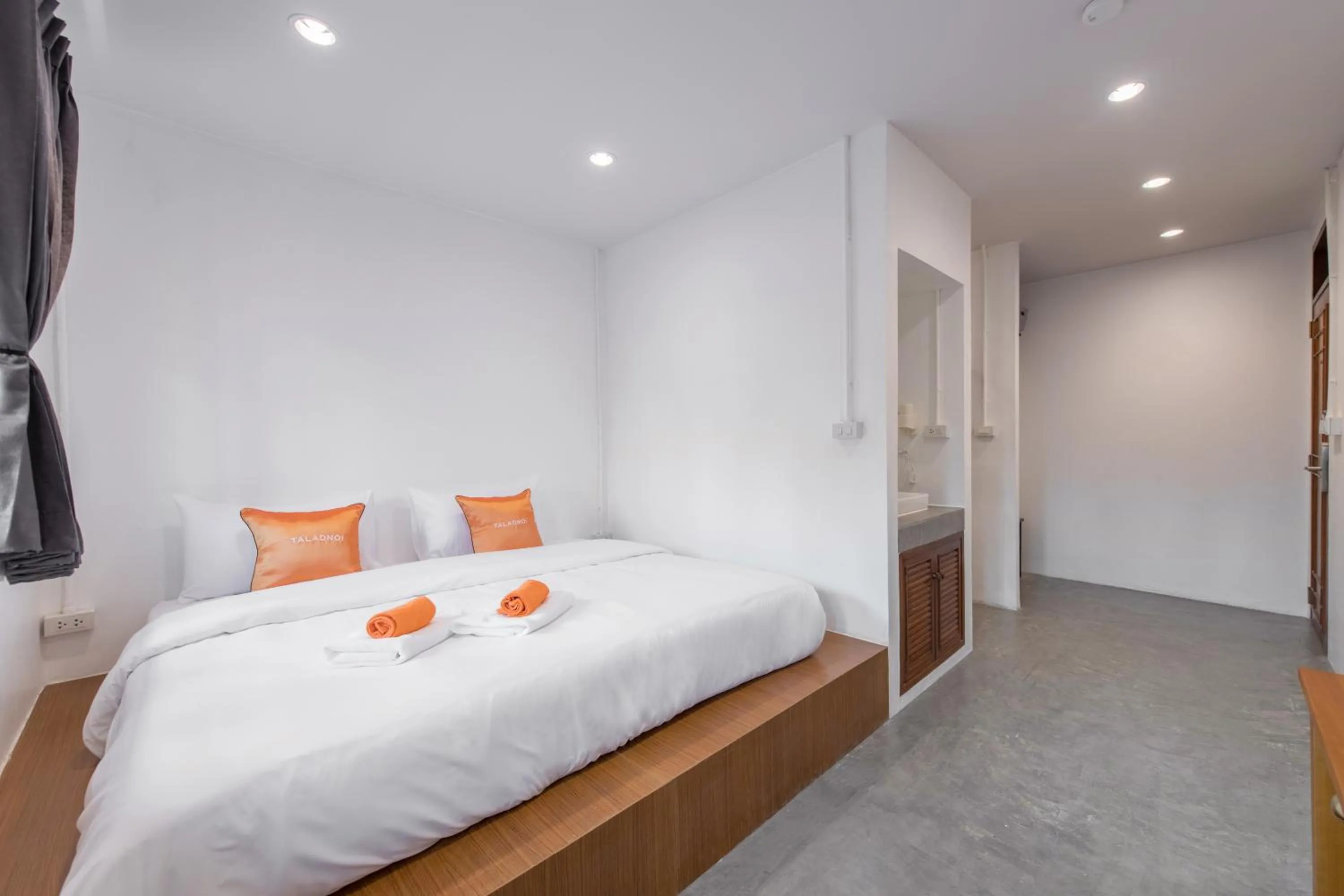 Double Room with Private Bathroom in Tiny Taladnoi Hostel