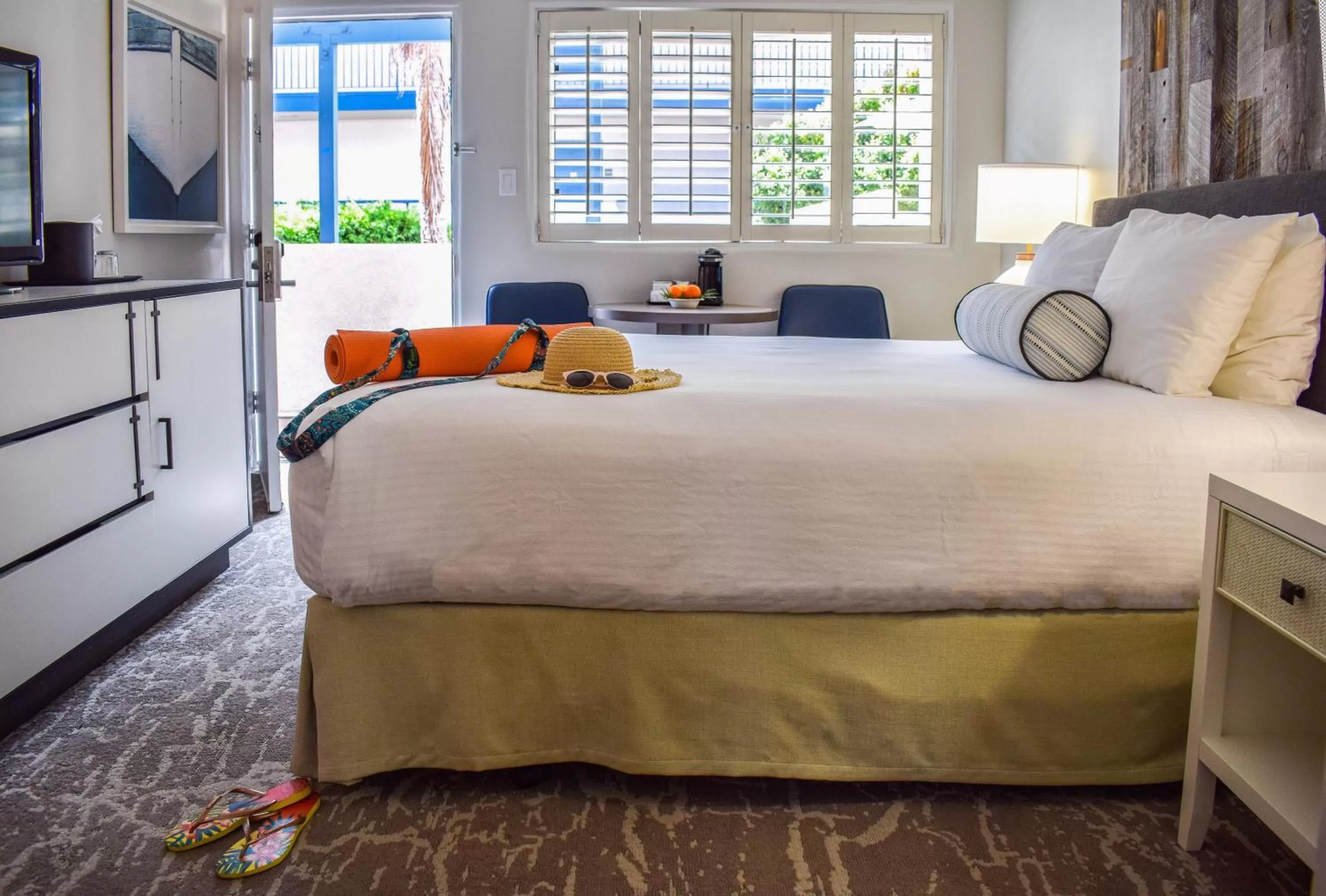 Poolside Queen Room in Beachside Inn