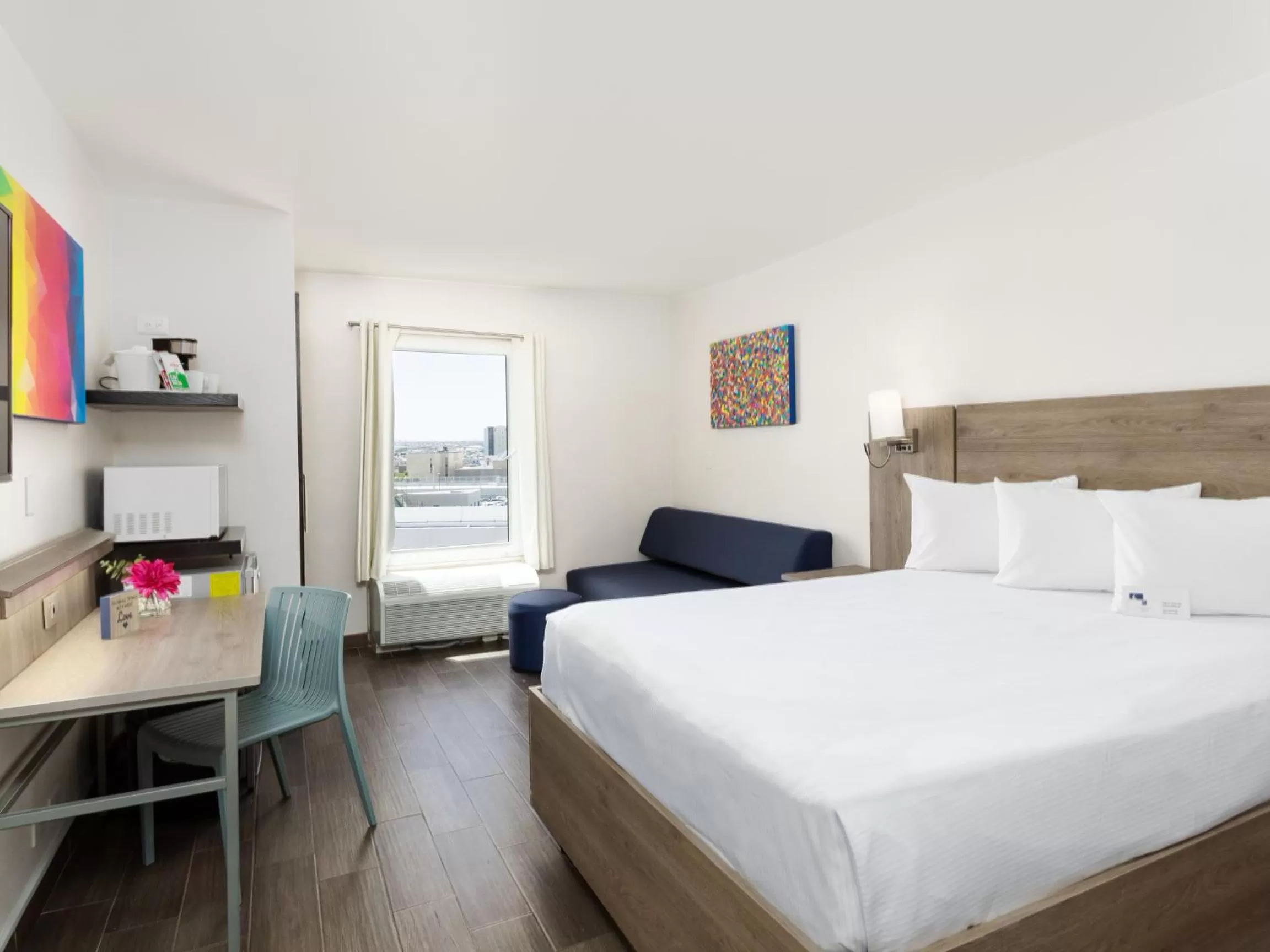 Standard Queen Room in Hotel Mesaluna Near American Consulate