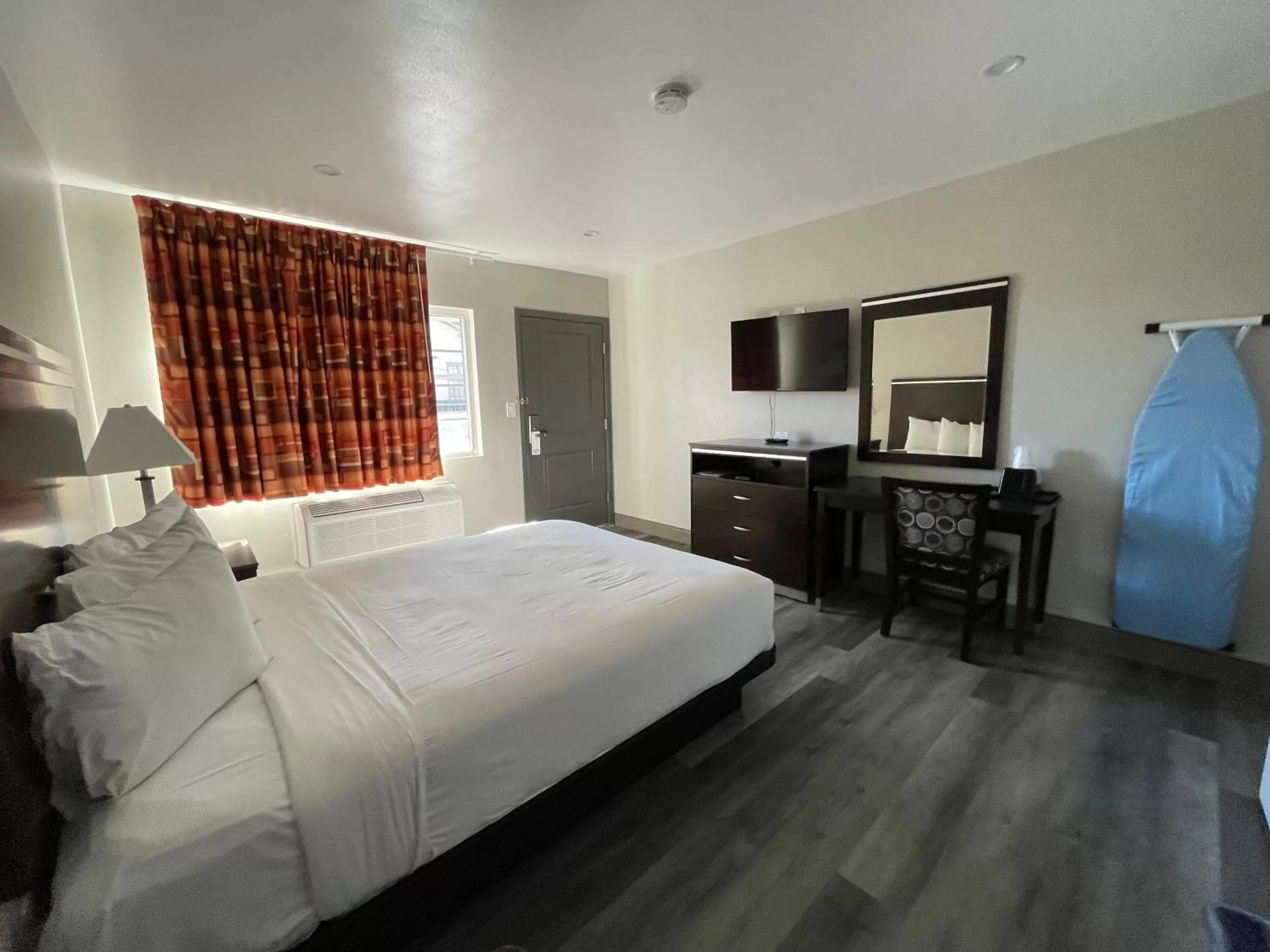 Queen Room - single occupancy - Non-Smoking in University Inn at San Luis Obispo