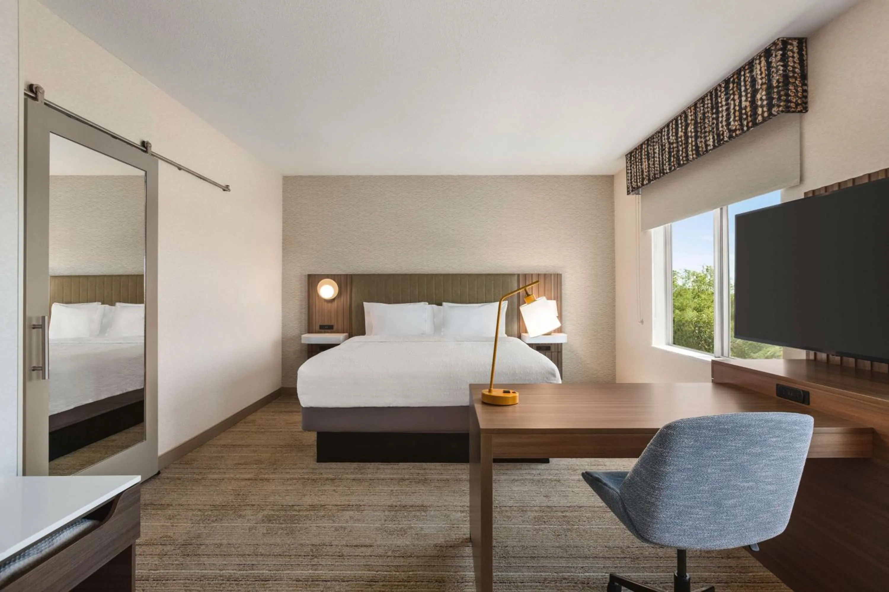 King Studio with Bath Tub - Mobility Accessible in Hampton Inn Stockton, Ca