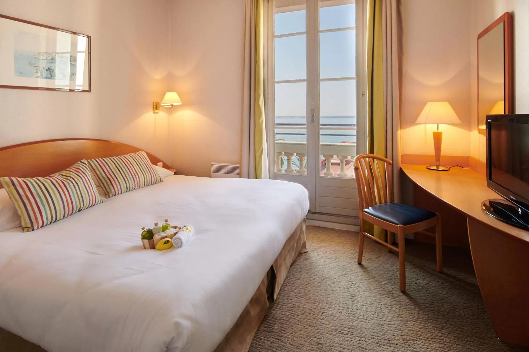 Superior Double or Twin Room with Sea View in Hôtel Vacances Bleues Balmoral