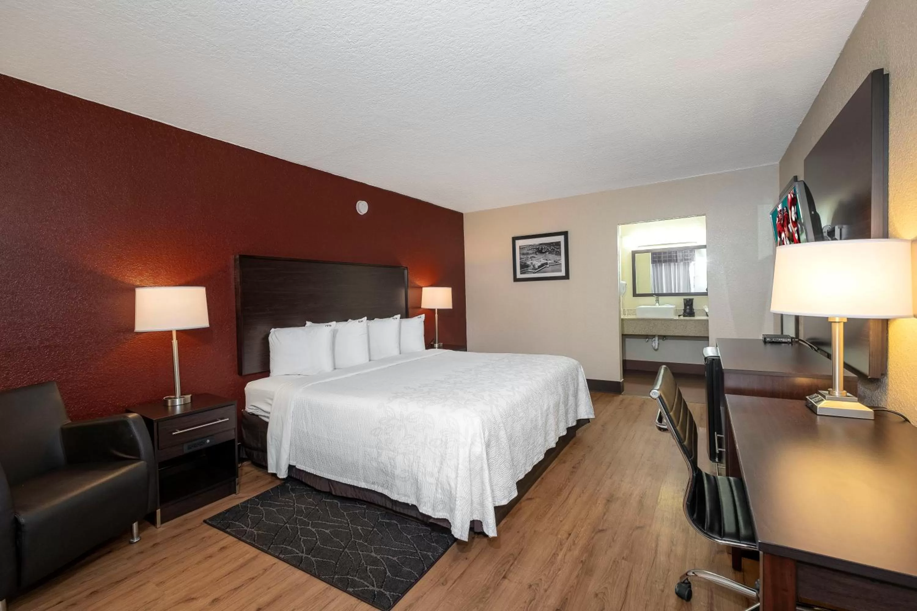 Standard King Room Disability Access Roll-In Shower Non-Smoking in Red Roof Inn PLUS+ St. Augustine