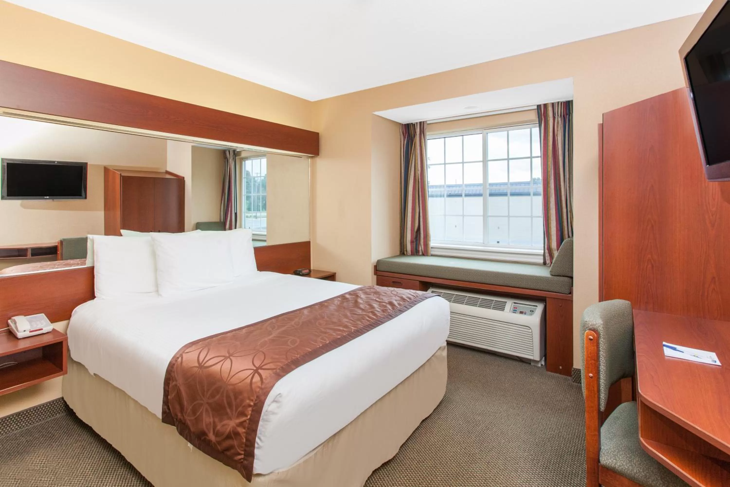 2 Queen Beds, 2-Bedroom, Suite, Non-Smoking in Microtel Inn by Wyndham Rogers
