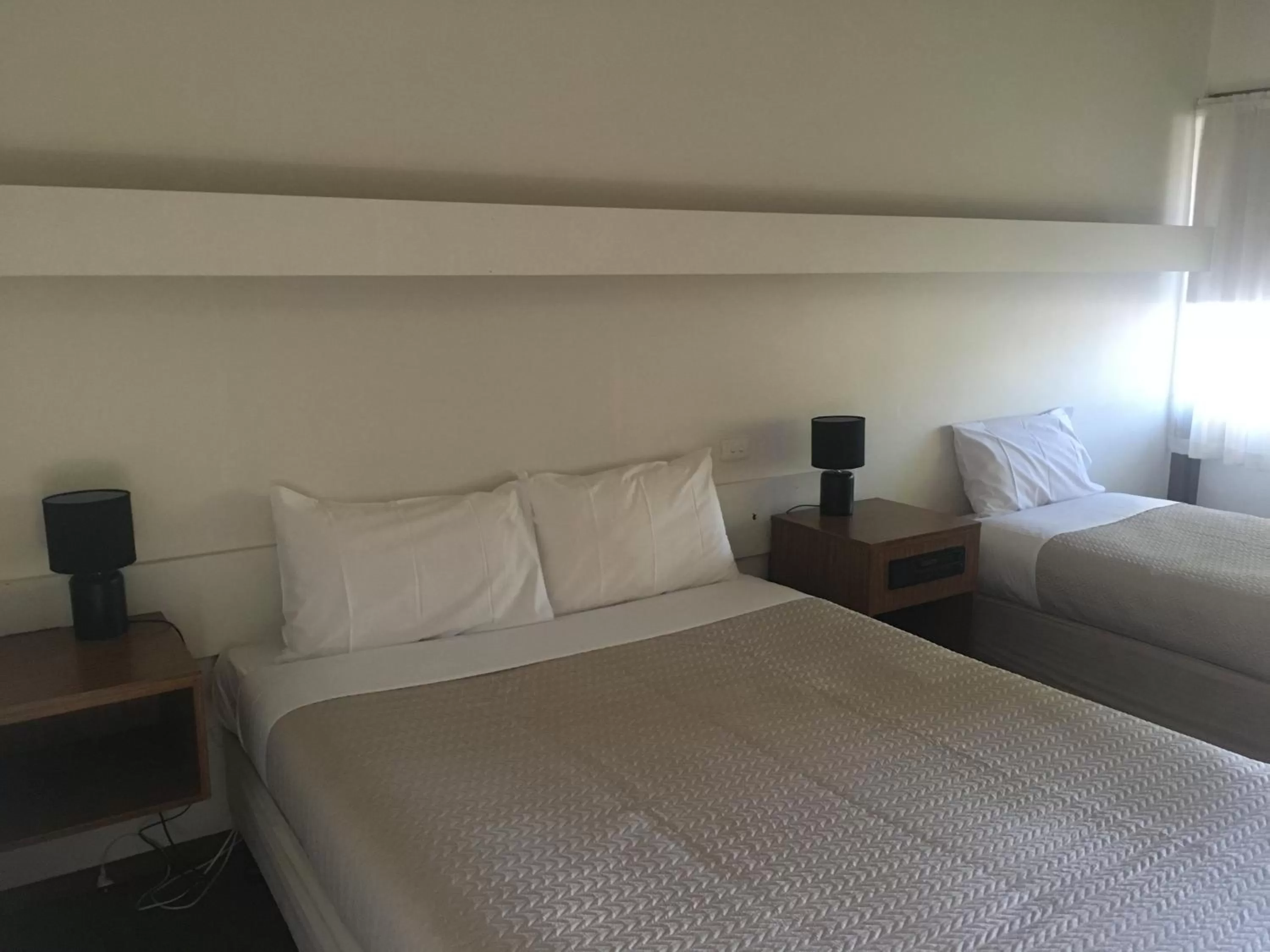 Twin Room with Private Bathroom - Disability Access in SHEPPARTON MOTOR INN Tudor House Motel