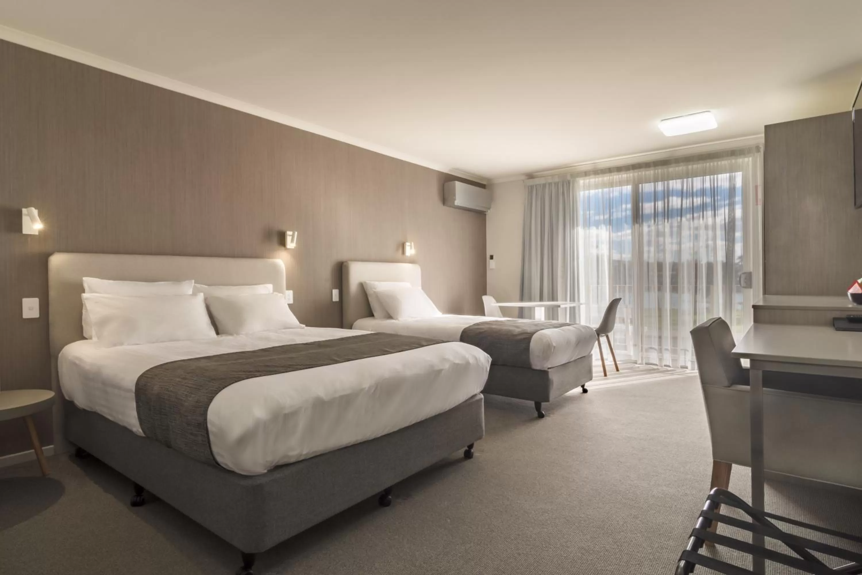 Queen and Single Suite  in Argosy Motor Inn