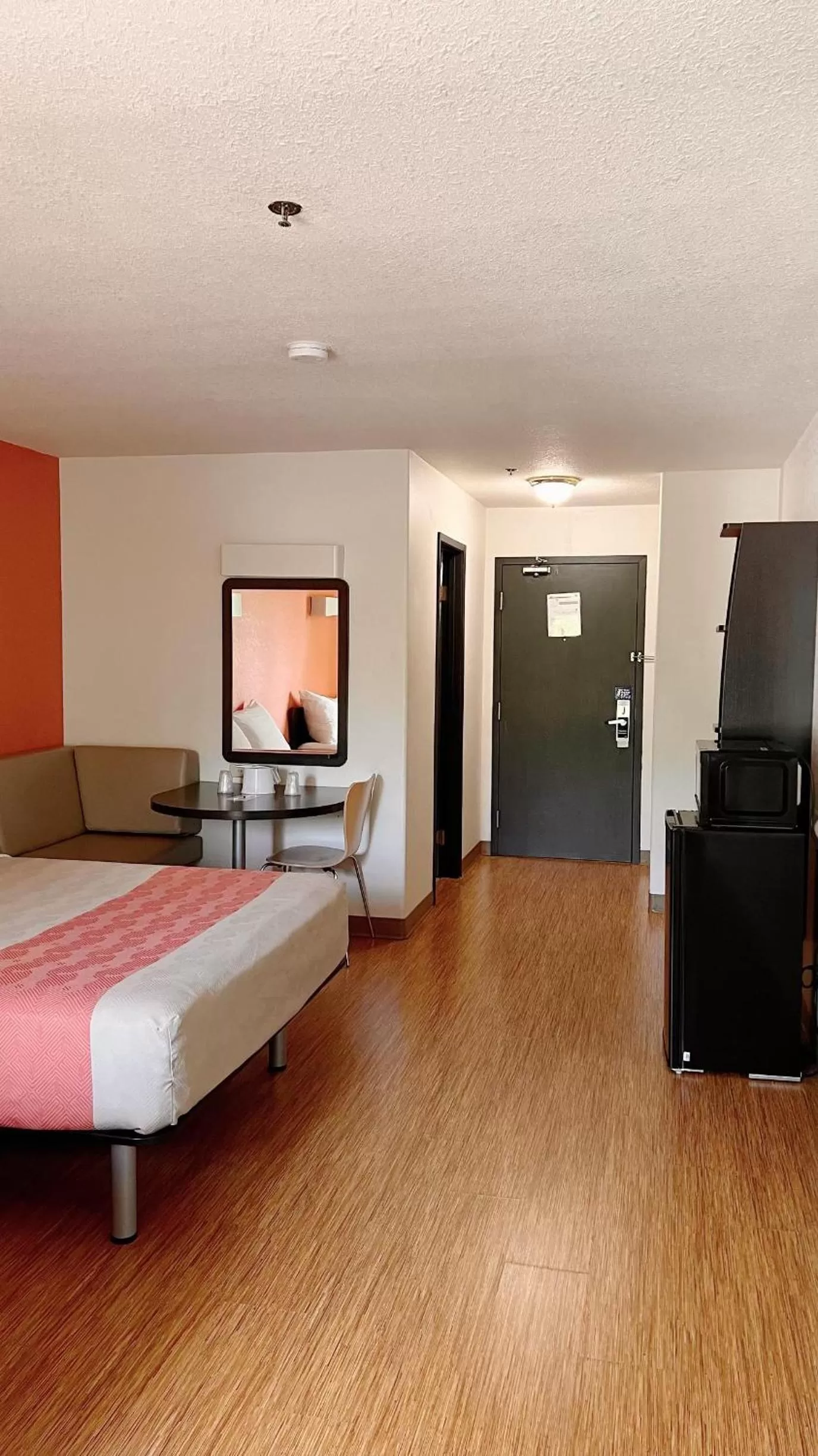 King Room - Non-Smoking in Motel 6-Regina, SK
