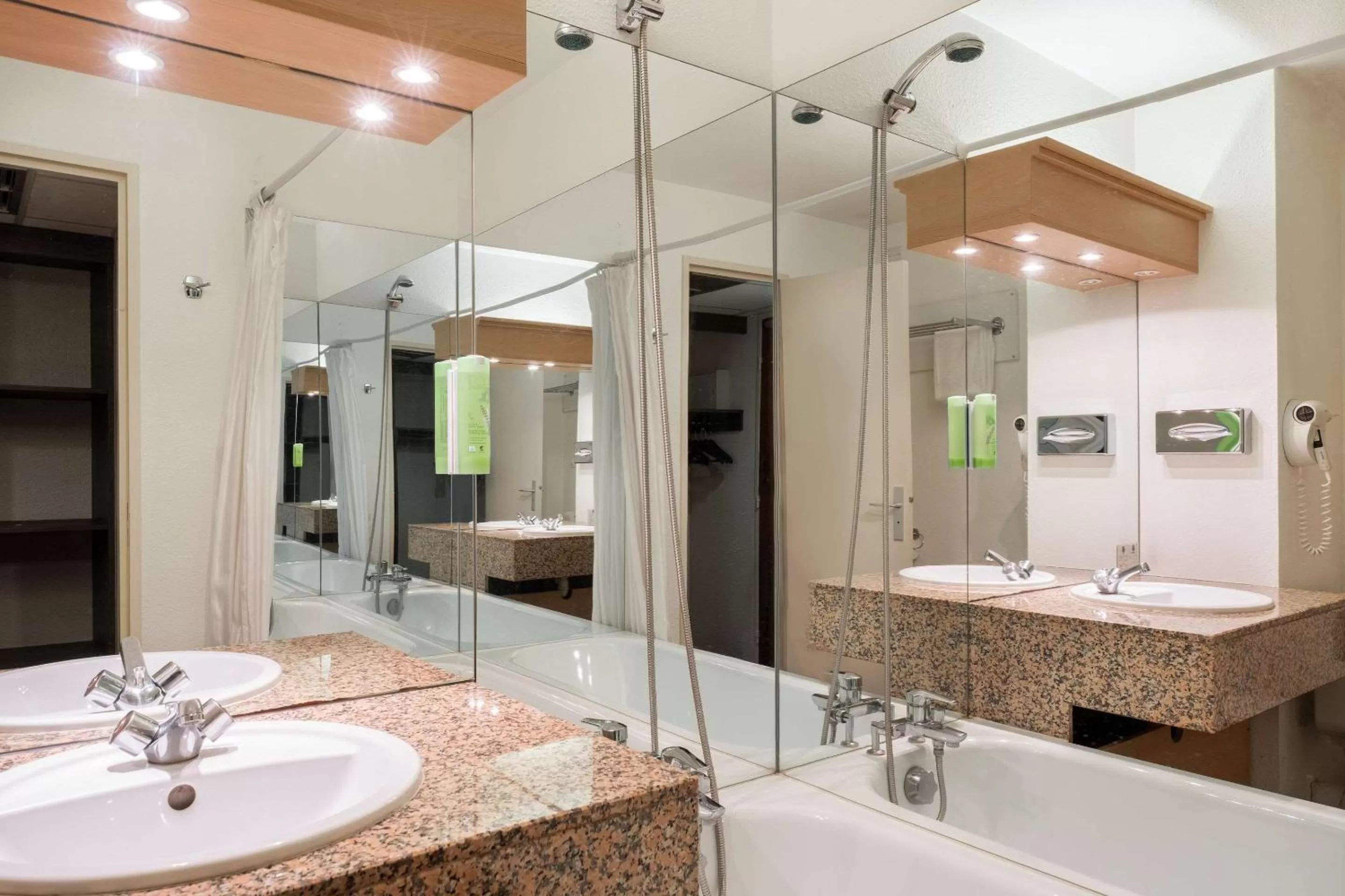 Superior Twin Room - Non-Smoking in Comfort Hotel Toulouse Sud