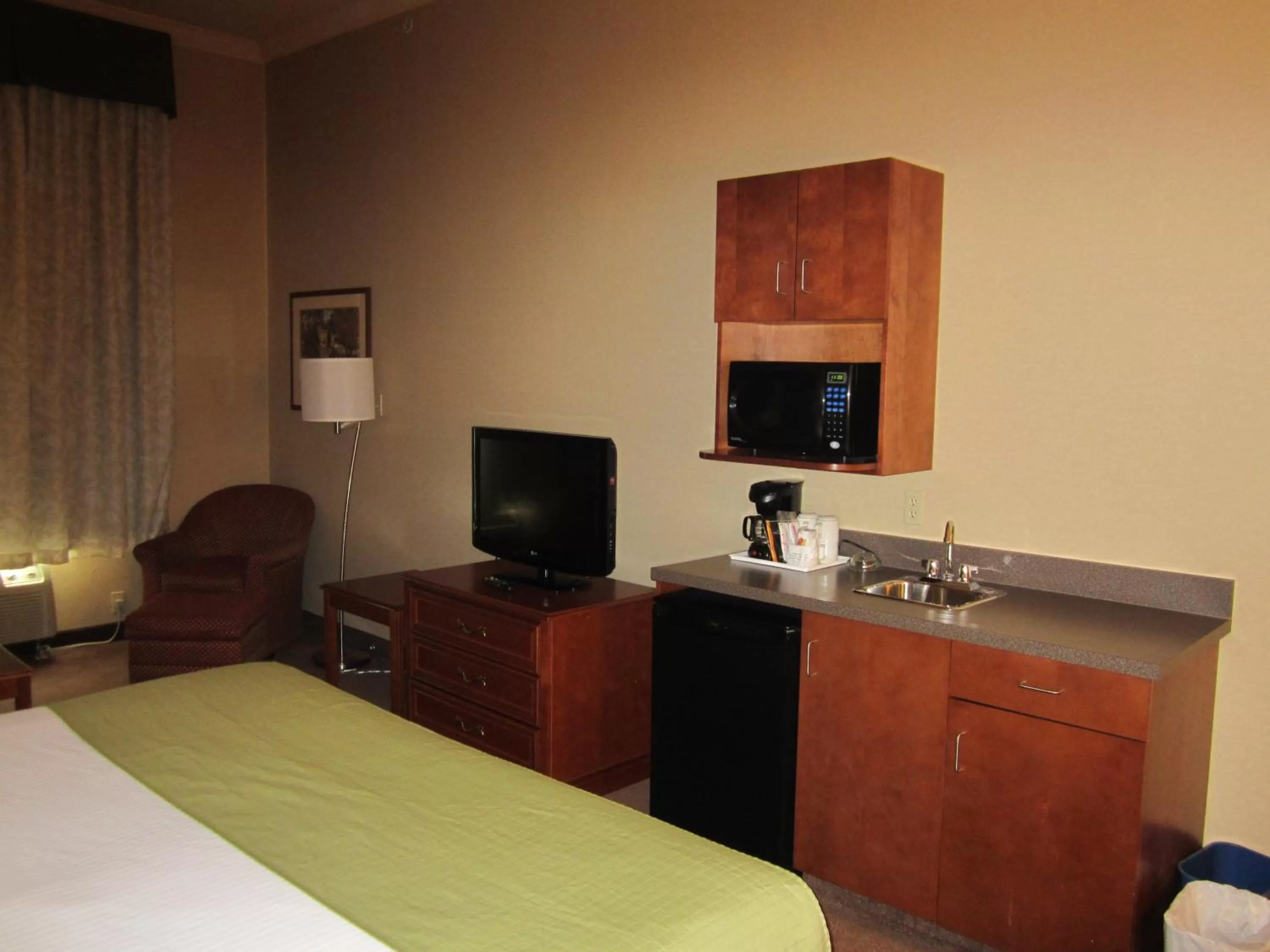 Deluxe One-Bedroom Queen Suite - Non-Smoking in Super 8 by Wyndham Fort St. John BC