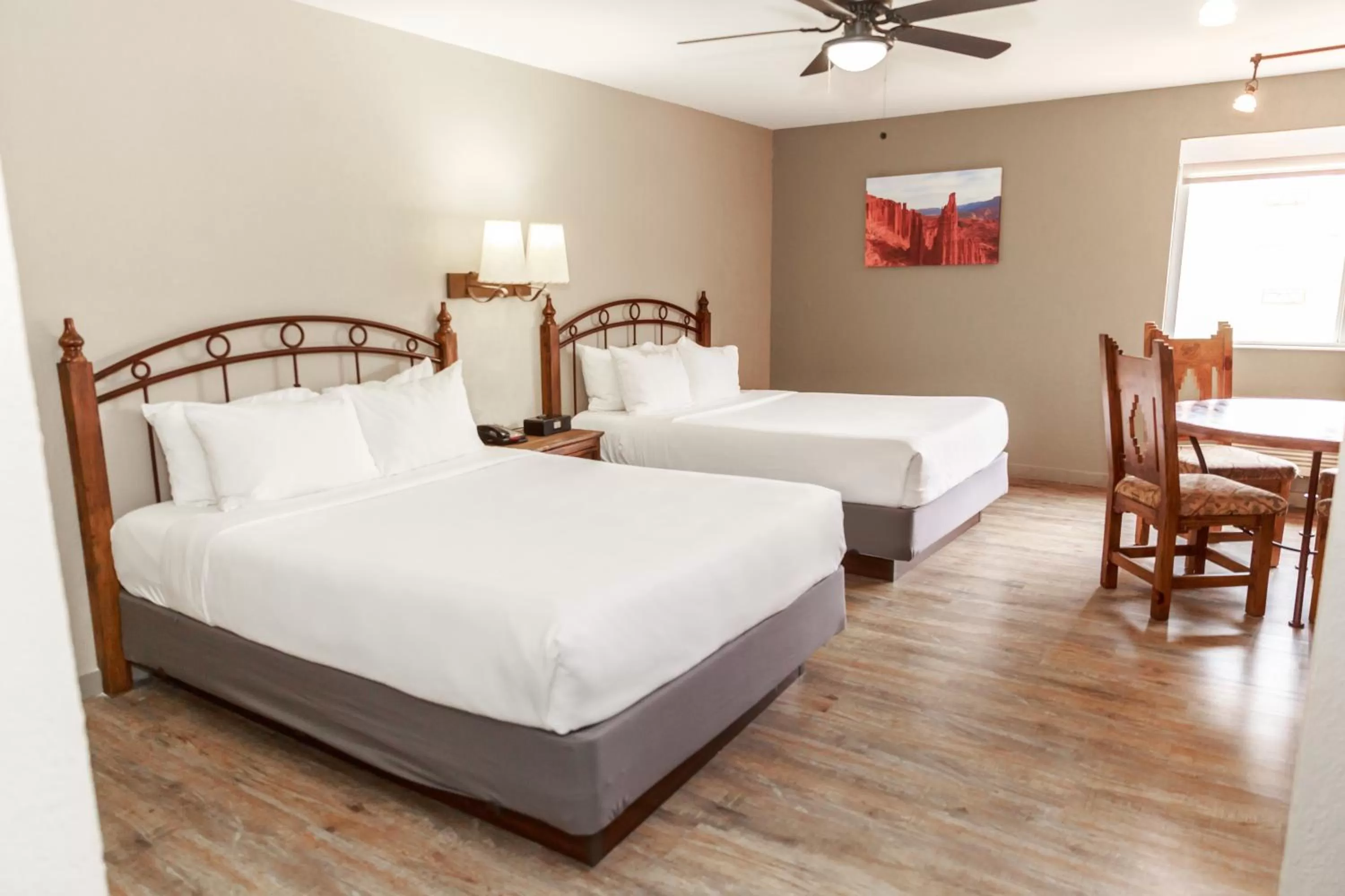 Queen Room with Three Queen Beds in Aarchway Inn