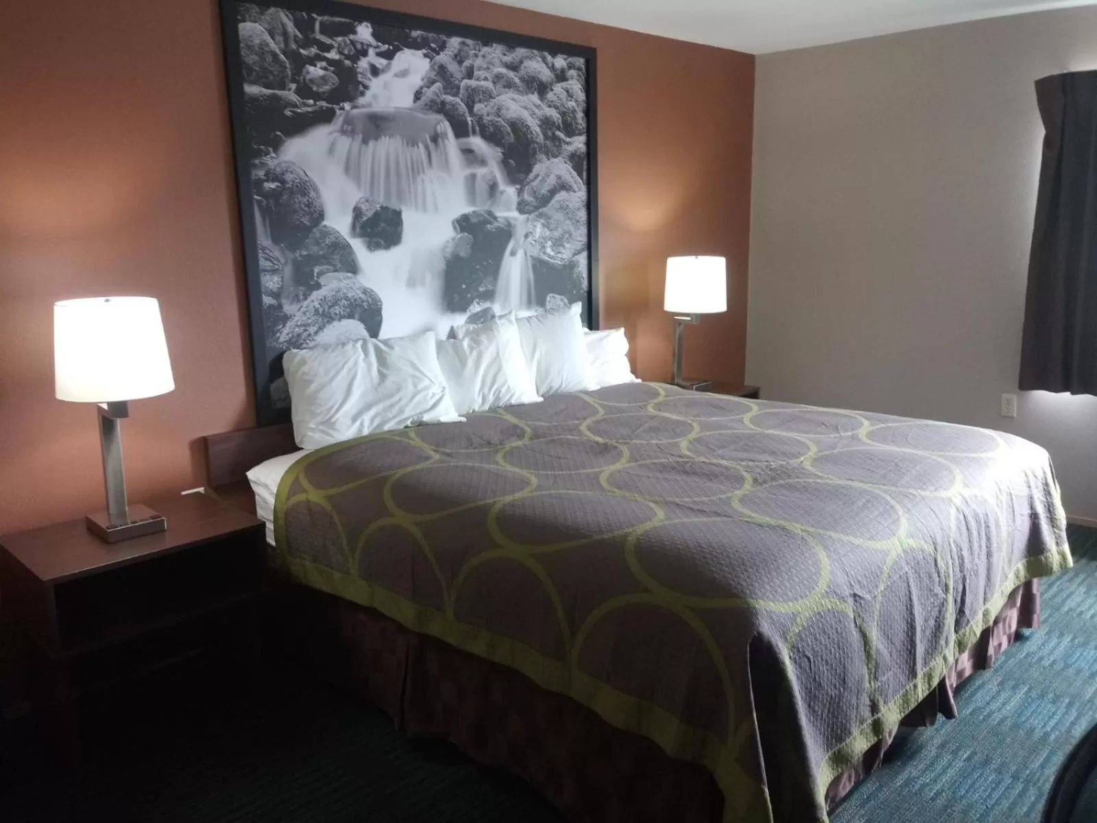 King Room - Mobility Access/Non-Smoking in Super 8 by Wyndham Lynnwood