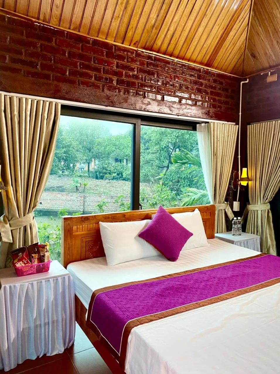 King Room with Lake View in Tam Coc Cat Luong Homestay
