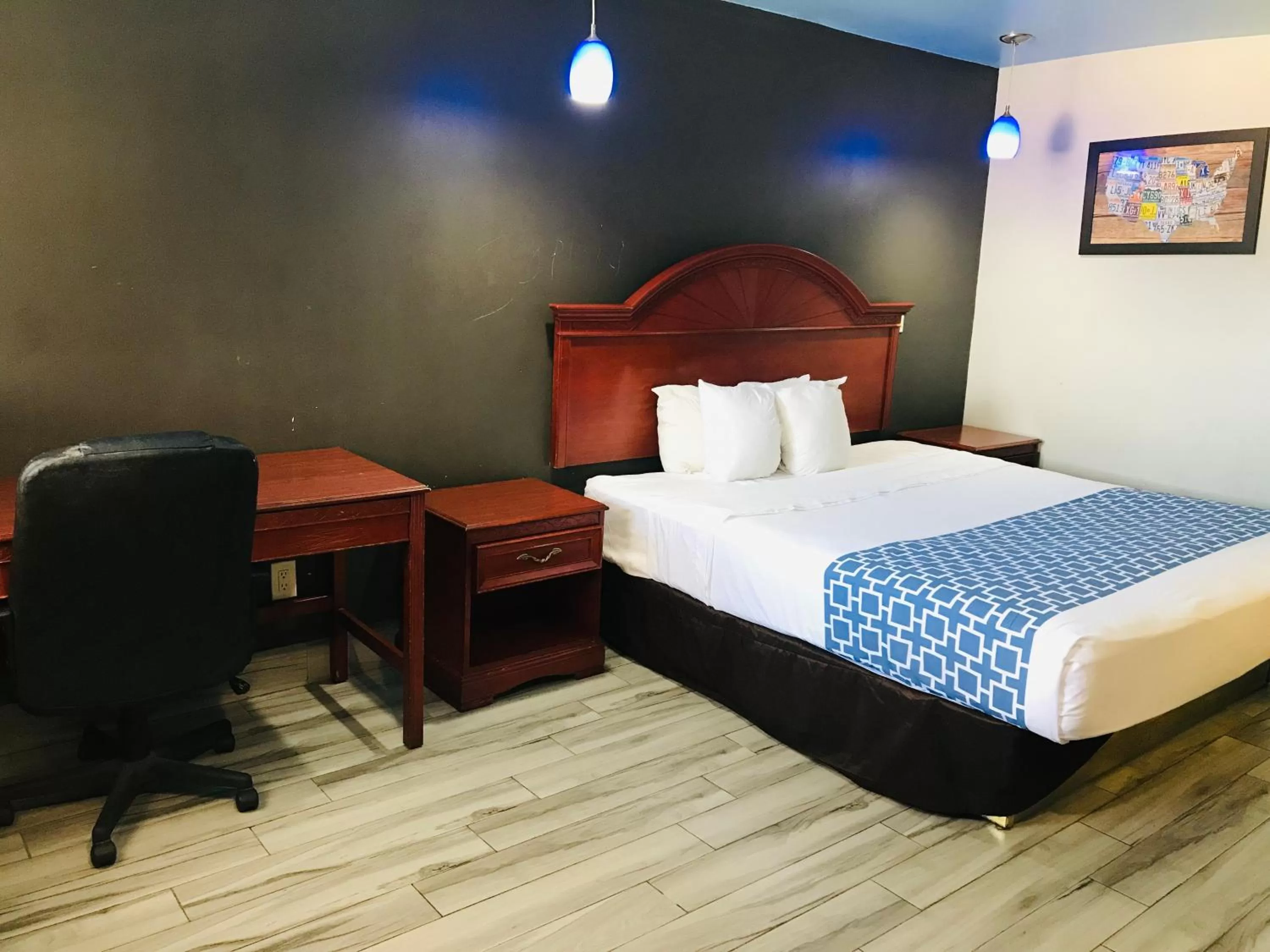 King Room - Non-Smoking in Summit Inn - Houston Medical Center - NRG Park