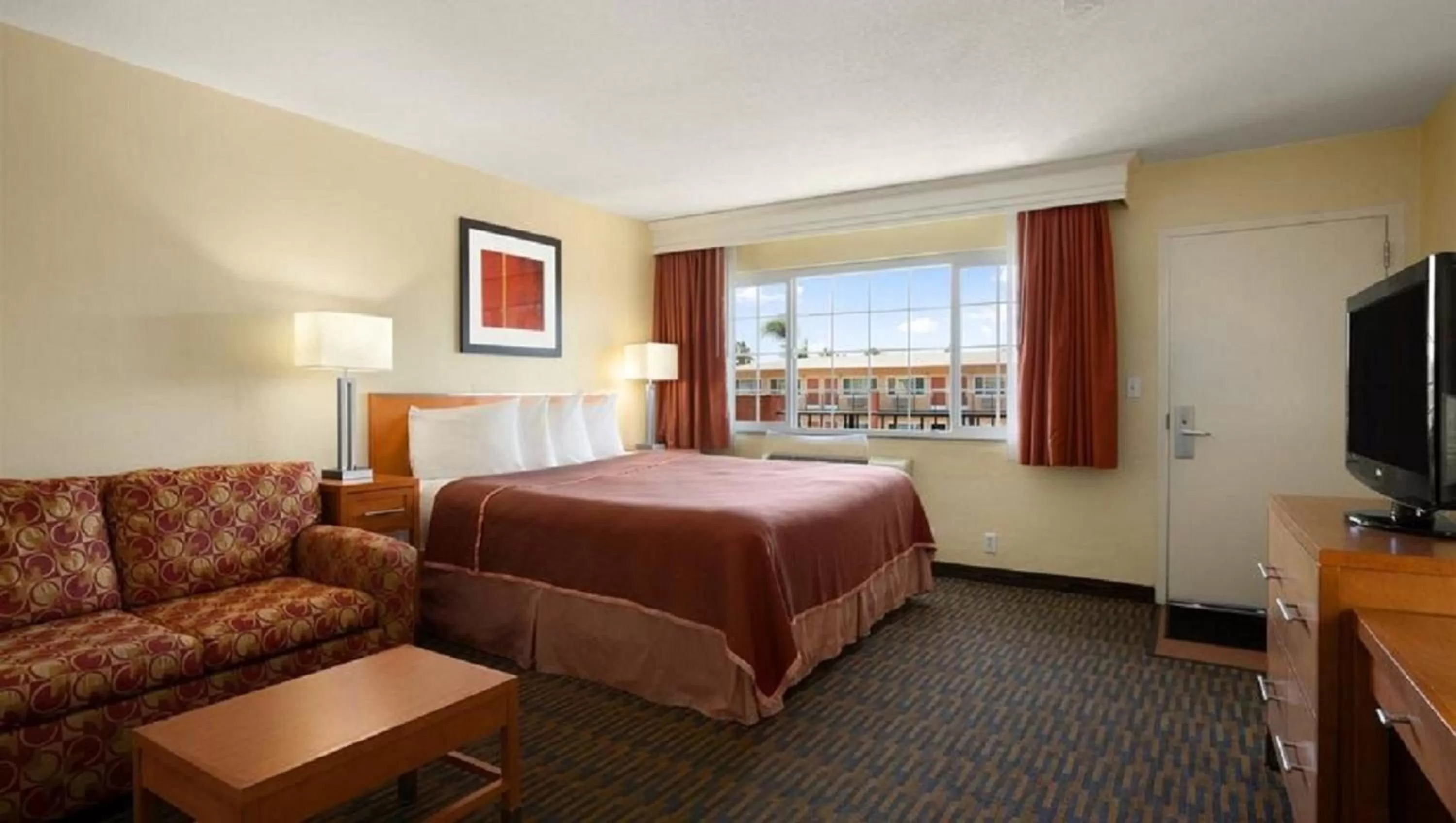 King Room with Mobility/Hearing Impaired Access - Non-Smoking 1 in Howard Johnson by Wyndham San Diego Sea World