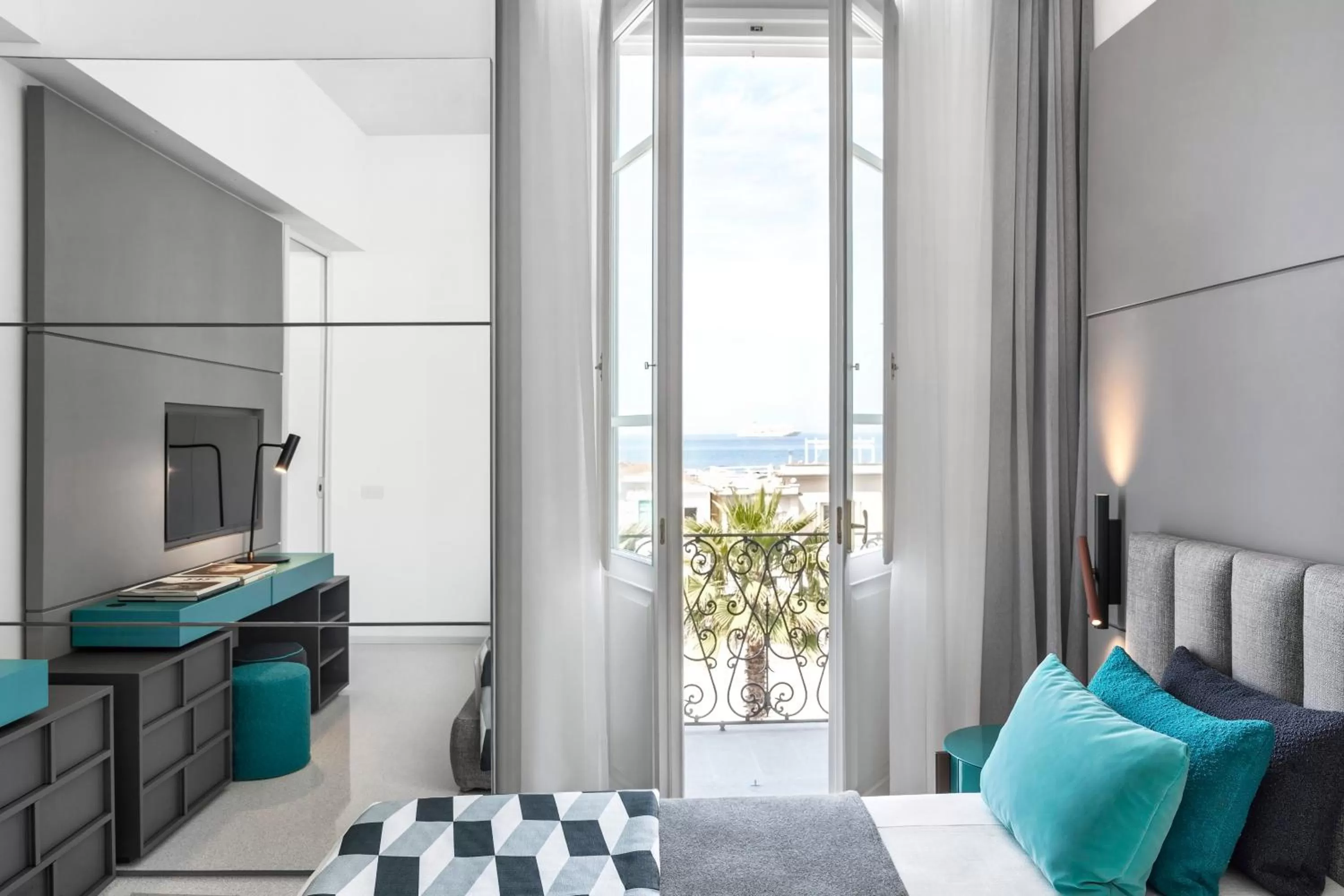 Superior Suite with Sea View in Hotel Plaza e de Russie - Relais & Châteaux